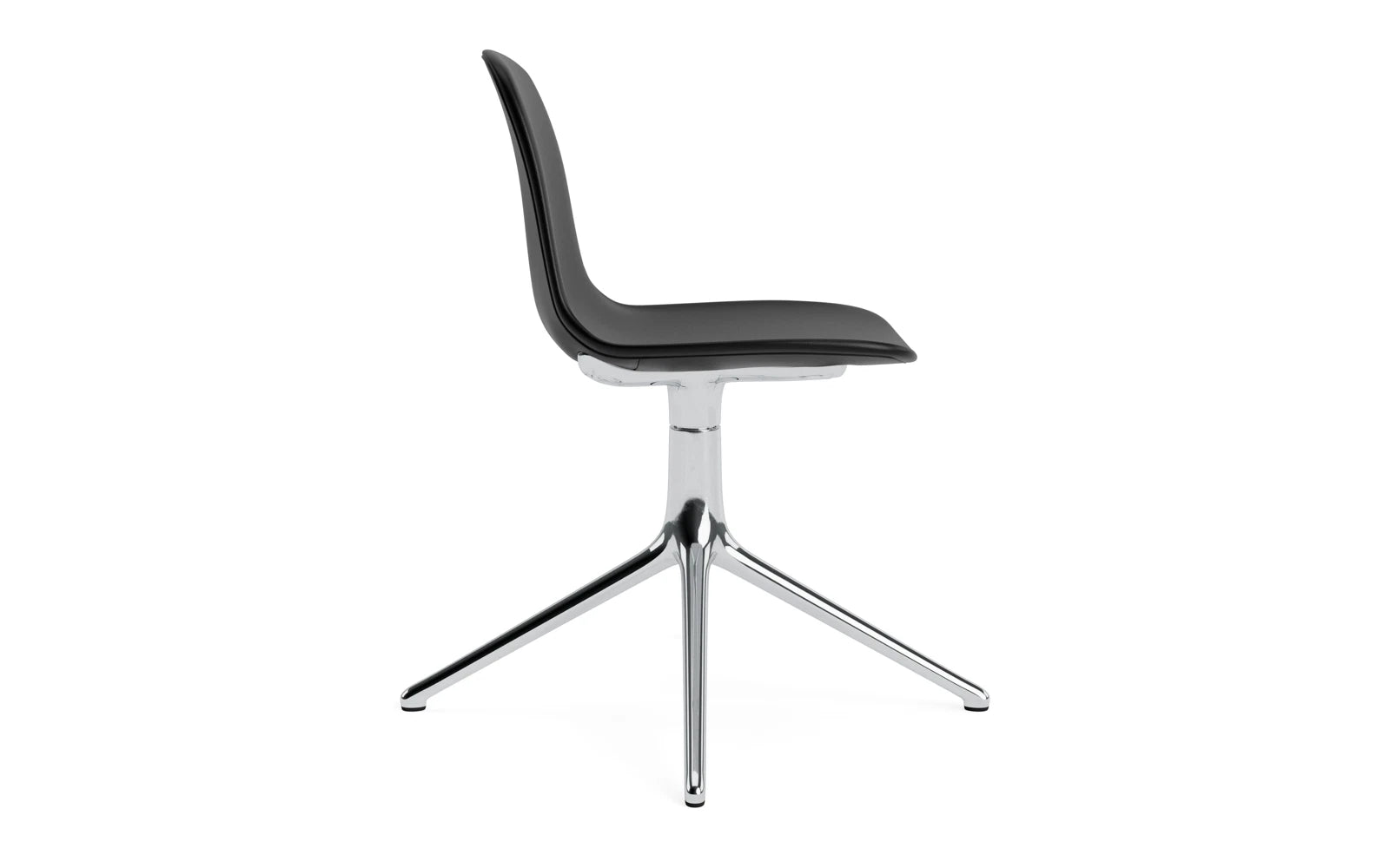 Moderner Form Drehstuhl 4L von Normann Copenhagen, gefertigt aus schwarzem Aluminium und mit einem stilvollen Vollpolster für optimalen Komfort.