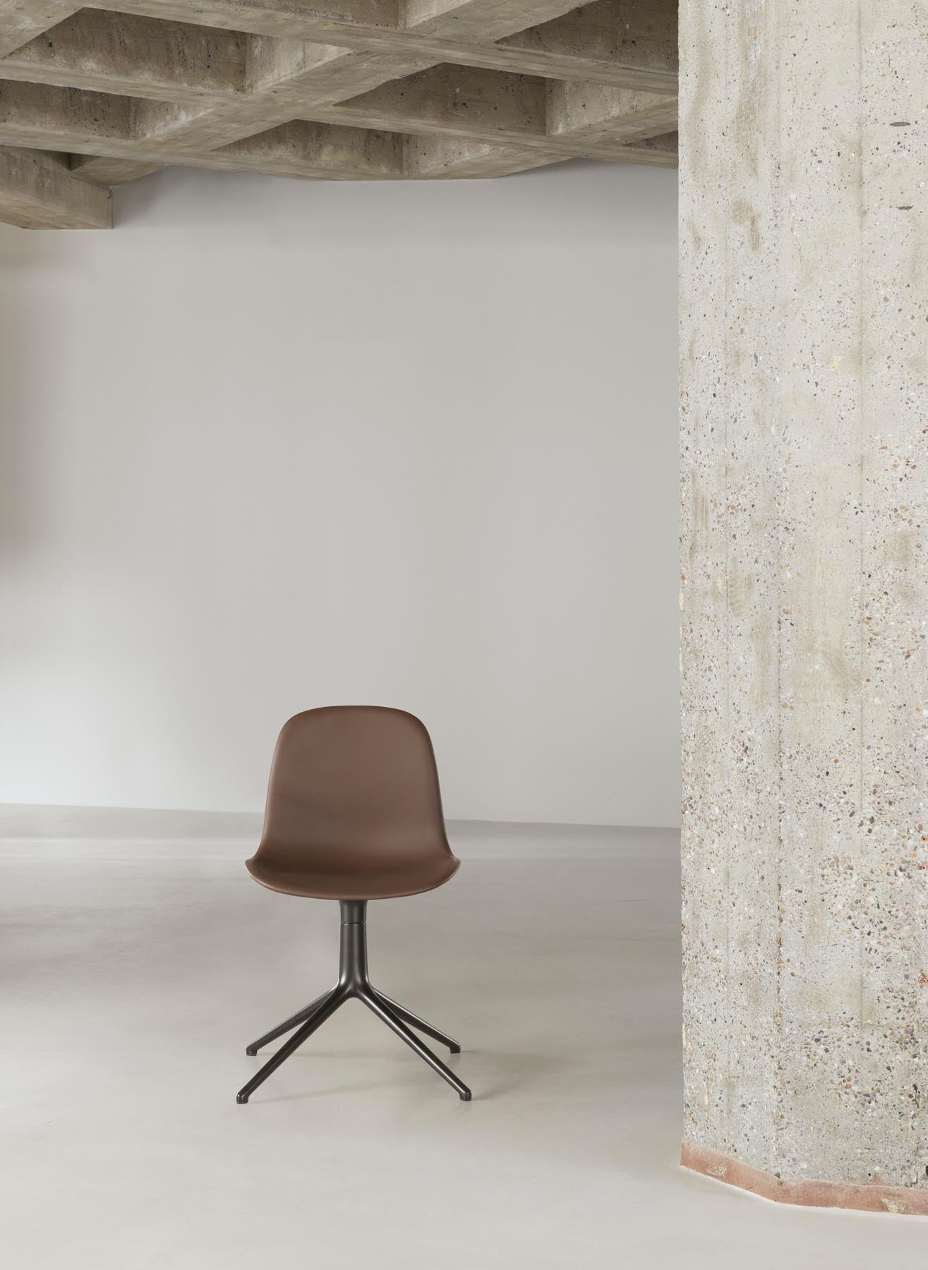 Moderner Form Drehstuhl 4L aus schwarzem Aluminium mit weichem Vollpolster, ideal für stilvolle Büros und Wohnräume.
