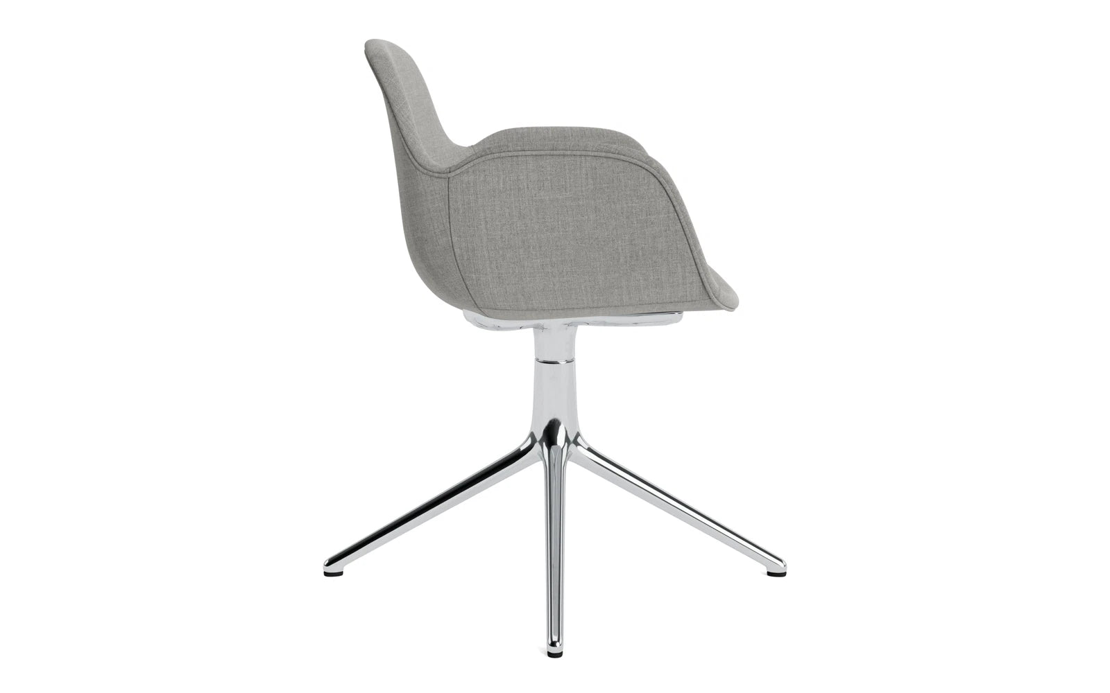 Entdecken Sie den Form Drehstuhl 4L von Normann Copenhagen – ein stilvoller, gepolsterter Stuhl mit Armlehnen, der Funktionalität und Ästhetik vereint.