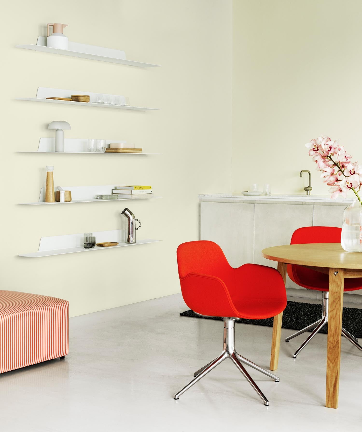 Erleben Sie den Form Drehsessel 4L von Normann Copenhagen – ein stilvoller, drehbarer Sessel aus hochwertigem Aluminium und feinstem Ultra Leder für maximalen Komfort.