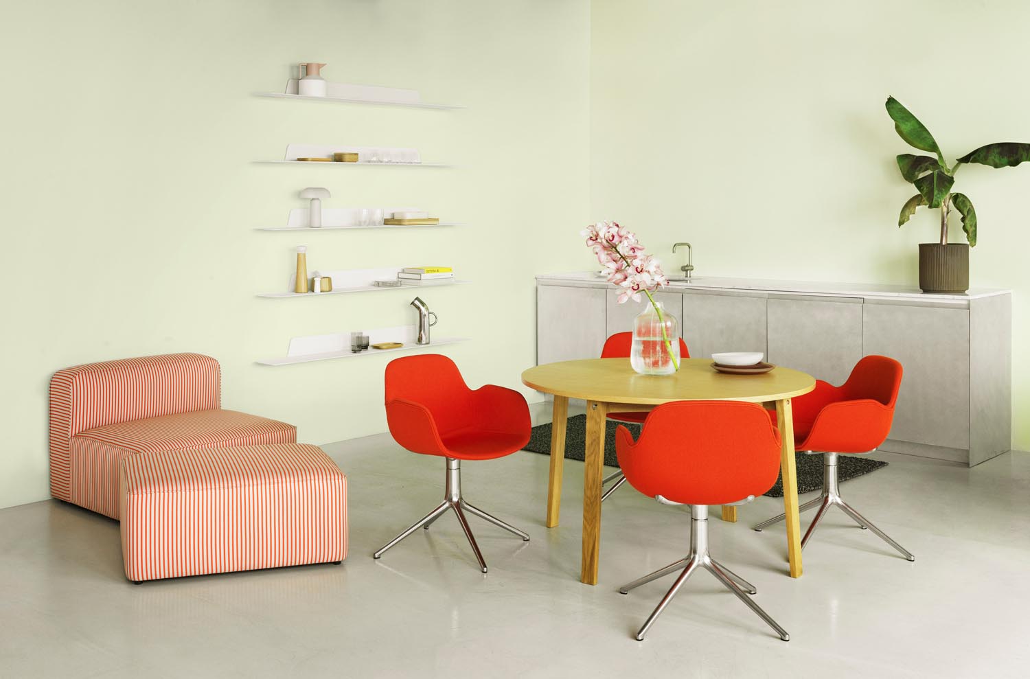 Entdecken Sie den eleganten Form Drehsessel 4L gepolstert von Normann Copenhagen. Hochwertiges schwarzes Aluminium und luxuriöses Ultra Leder vereinen sich in diesem stilvollen Möbelstück.