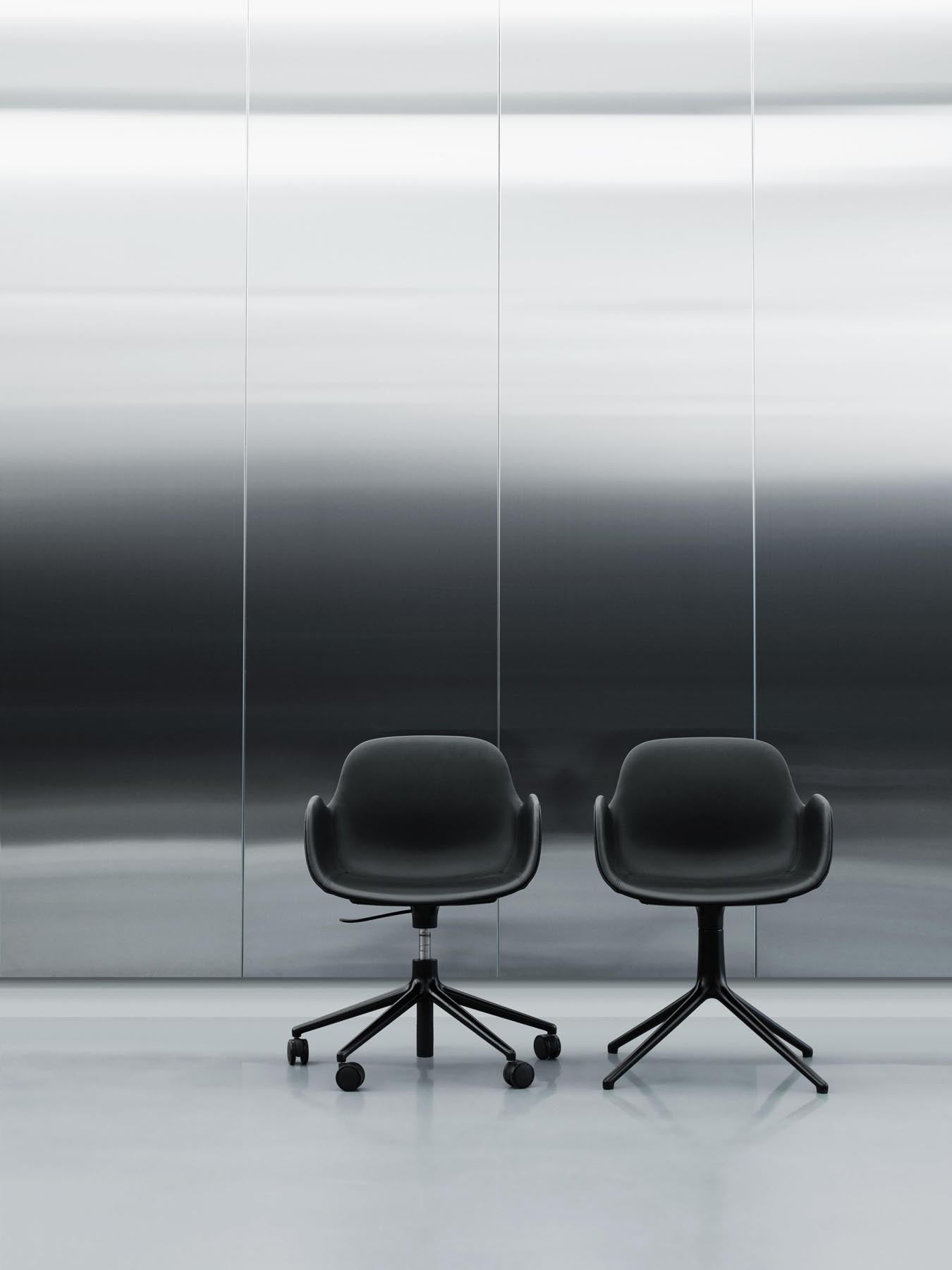 Entdecken Sie den Form Drehsessel von Normann Copenhagen: Elegantes Design, 5 Rollen für Mobilität und individuelle Gestaltungsmöglichkeiten für jeden Raum.