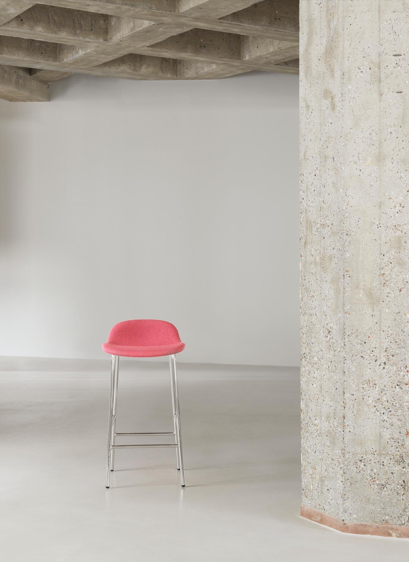 Genießen Sie den stilvollen Form Barstuhl 65 cm gepolstert Eiche Ultra von Normann Copenhagen – ein Designhighlight für jeden Raum, das Komfort und Eleganz vereint.