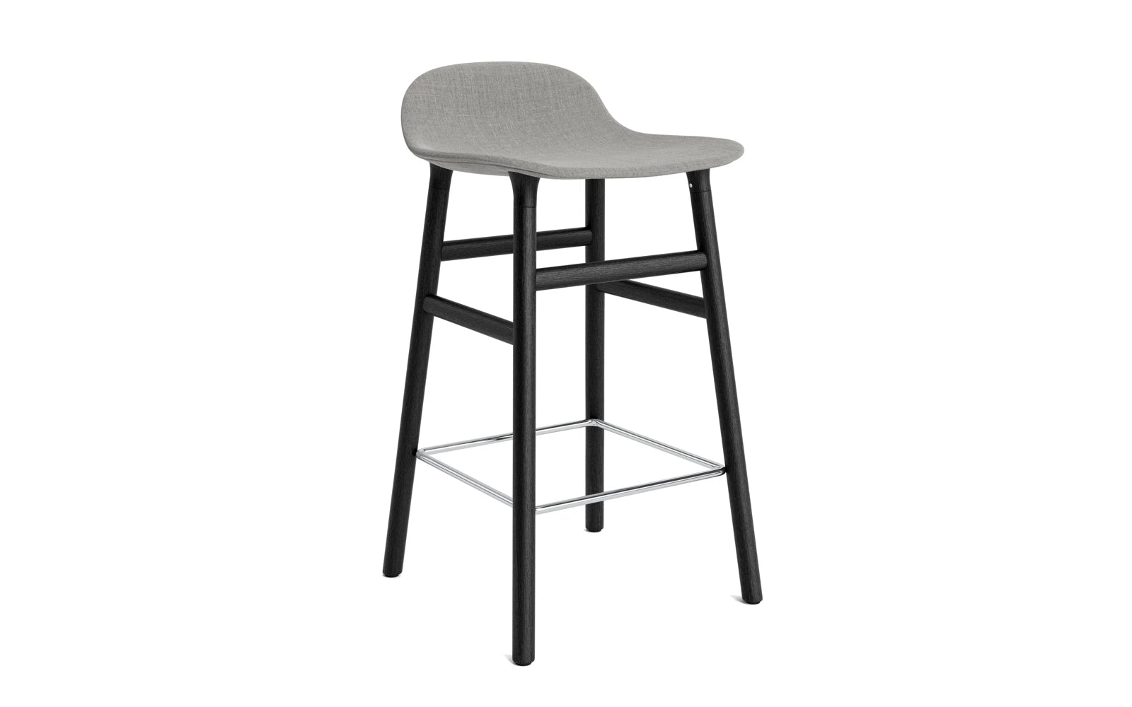 Der Form Barhocker von Normann Copenhagen vereint schlichtes Design, Funktion und Ästhetik. Handgefertigt mit Holz- oder Stahlrahmen und gepolstertem Sitz, bietet er über 40.000 Kombinationsmöglichkeiten mit hochwertigen Stoffen und Leder.