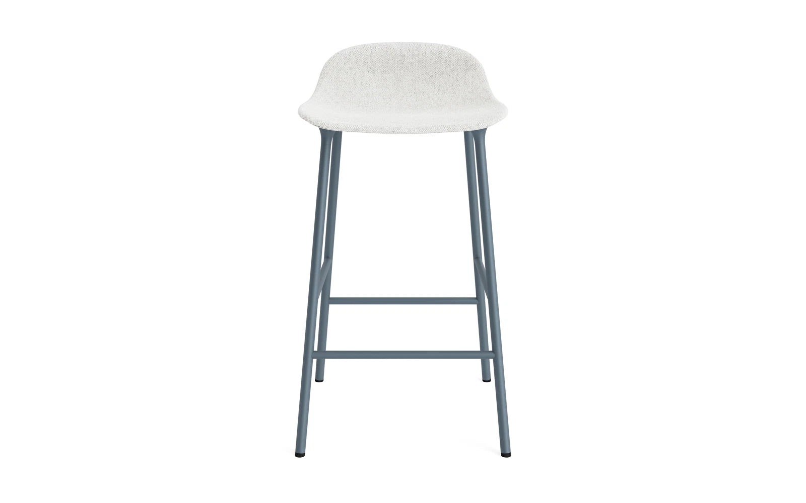 Erleben Sie den stilvollen Form Barstuhl 65 cm in elegantem Blau, gepolstert mit feinstem Hallingdal-Stoff und einem stabilen Stahlgestell von Normann Copenhagen.