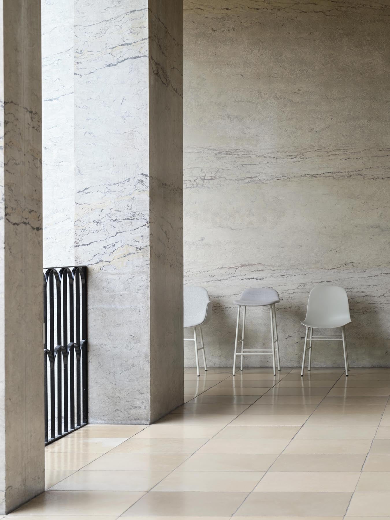 Erleben Sie den Form Barstuhl 65 cm von Normann Copenhagen – gepolstert mit edlem Hallingdal, bietet er elegantes Design und höchsten Sitzkomfort.