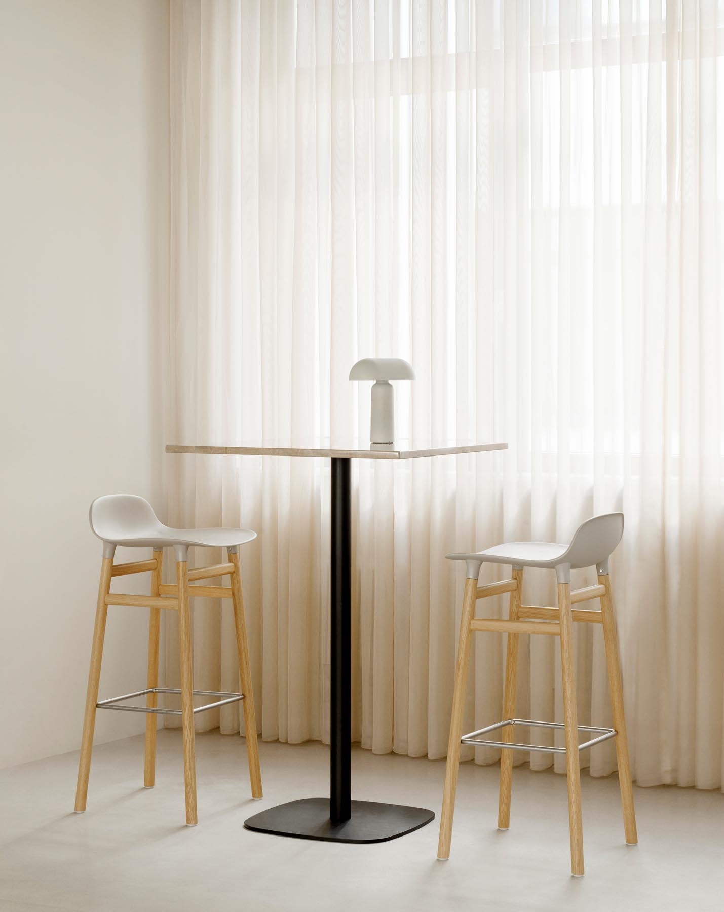 Eleganter gepolsterter Barstuhl von Normann Copenhagen, 75 cm hoch, aus hochwertigem schwarzem Eichenholz, perfekt für moderne Wohnräume.