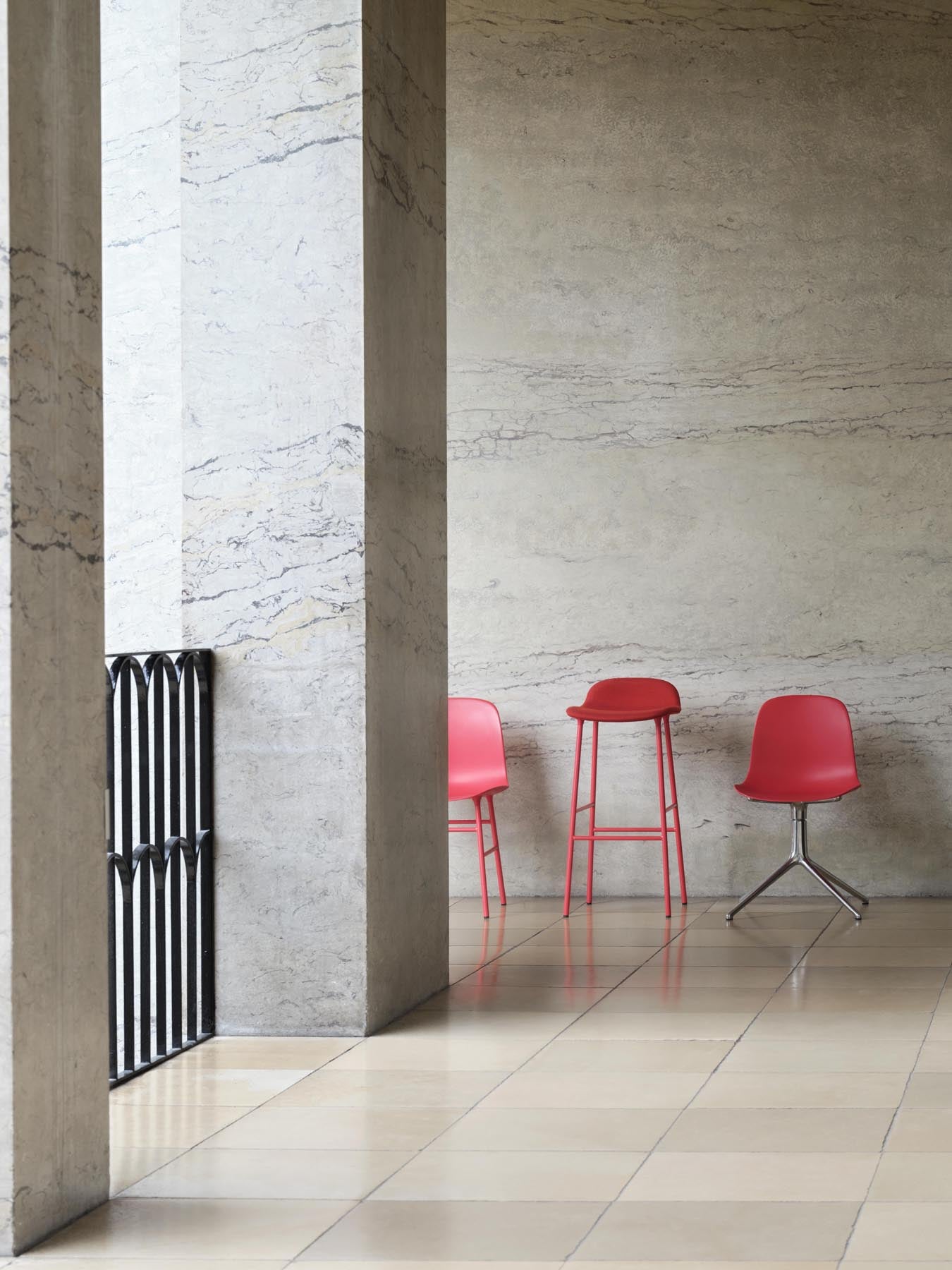 Eleganter Form Barstuhl mit 75 cm Höhe, gepolstert und aus robustem schwarzem Stahl – ideal für moderne Bars und Essbereiche.