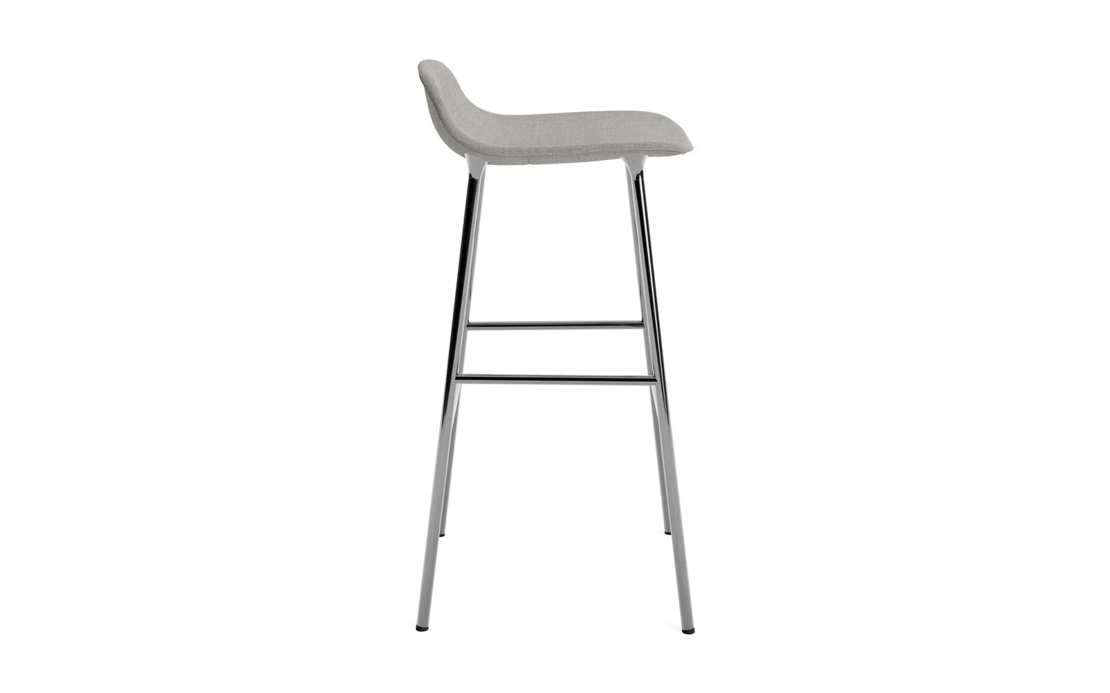 Entdecken Sie den Form Barstuhl 75 cm gepolstert Chrom Remix von Normann Copenhagen – ein stilvolles Möbelstück, das modernen Komfort und zeitloses Design vereint.