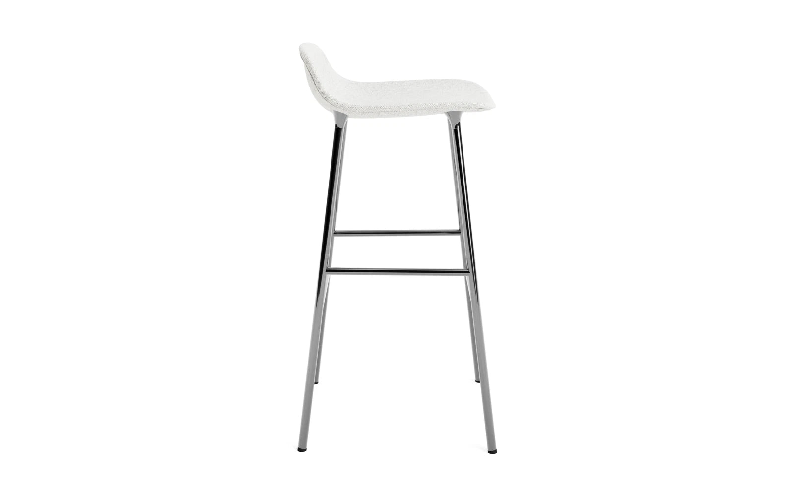 Eleganter Form Barstuhl mit 75 cm Höhe, gepolstert in Hallingdal, und glänzendem Chromgestell – perfektes Design für moderne Interiors.