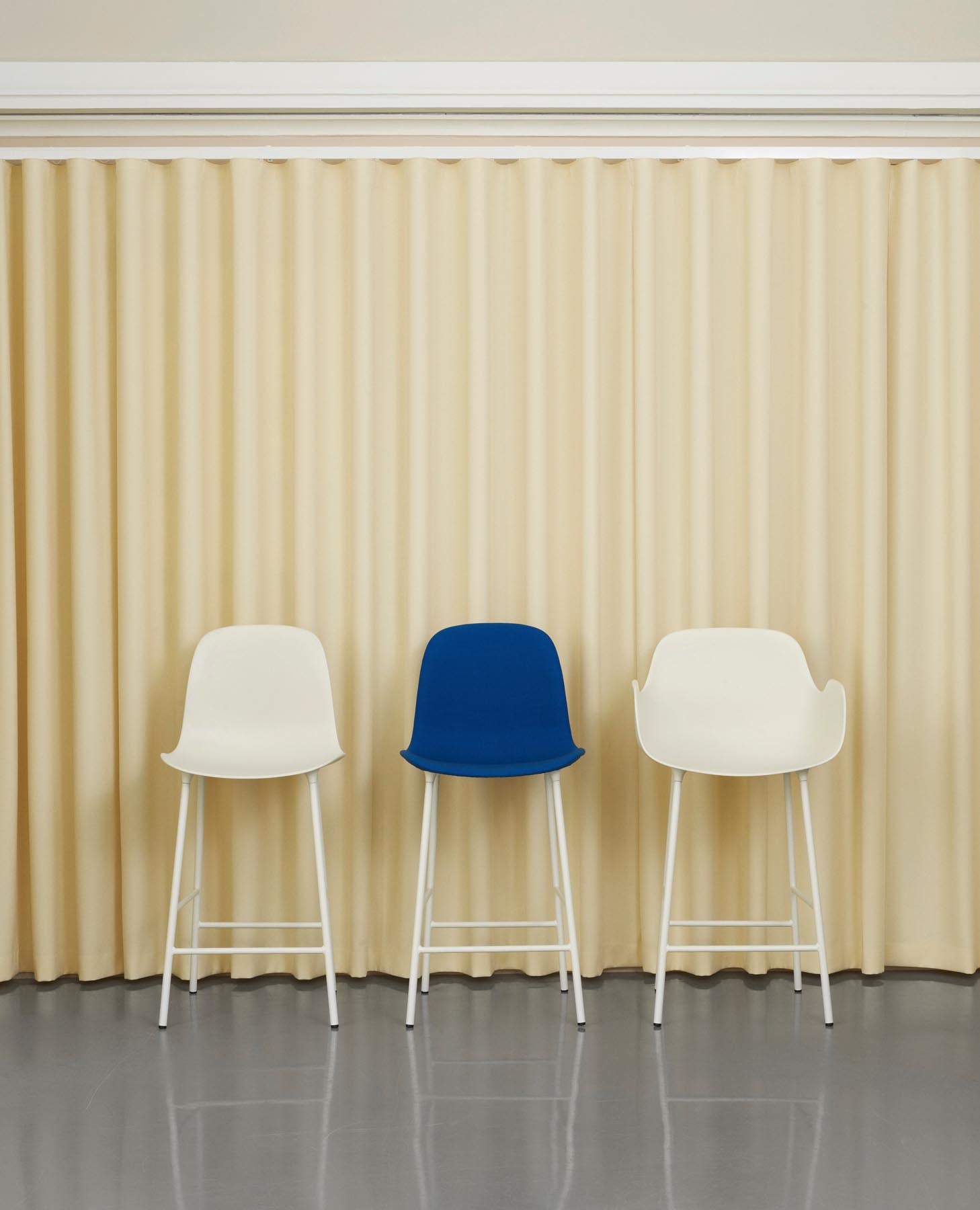 Stylischer Form Barstuhl 75 cm in Rot, gepolstert und aus langlebigem Stahl. Ideal für zeitgemäße Wohnräume und Gastronomie. Design von Normann Copenhagen.