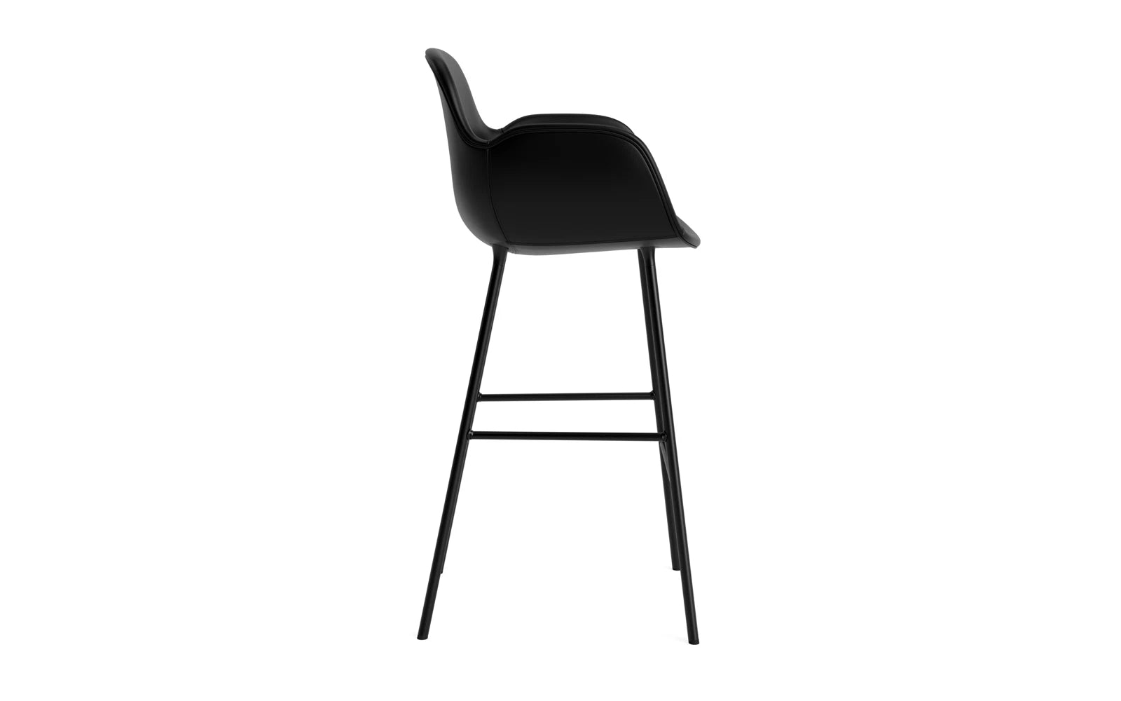 Erleben Sie den stilvollen Form Barstuhl mit Armlehne von Normann Copenhagen – gepolstert, aus edlem Stahl und Ultra-Leder, perfekt für Ihr Zuhause.