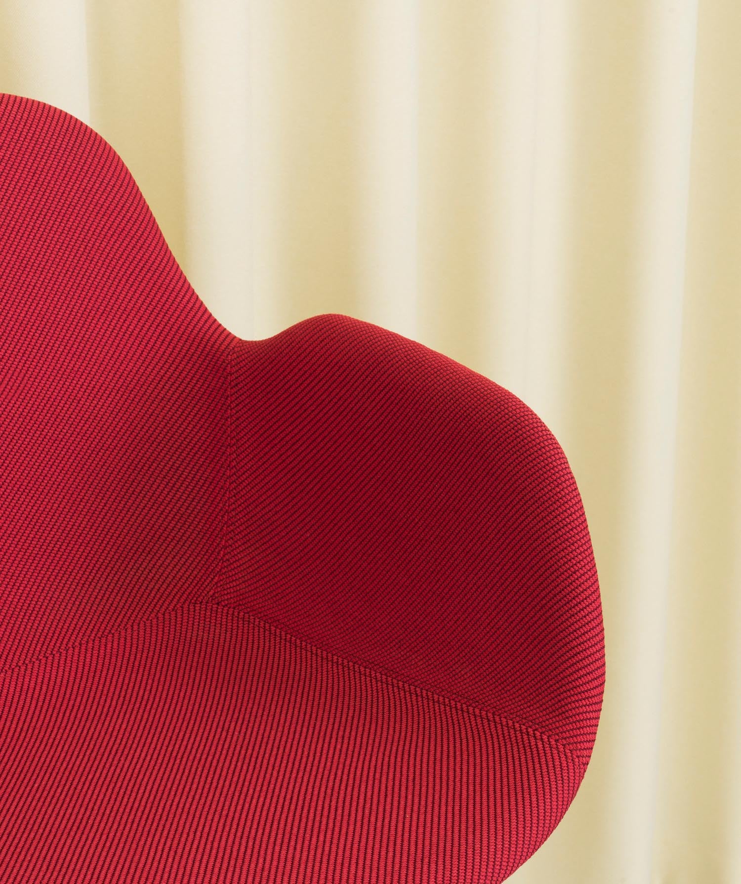Erleben Sie den Form Barstuhl mit Armlehne von Normann Copenhagen – gepolstert, komfortabel und ideal für stilvolle Küchen und Bars.