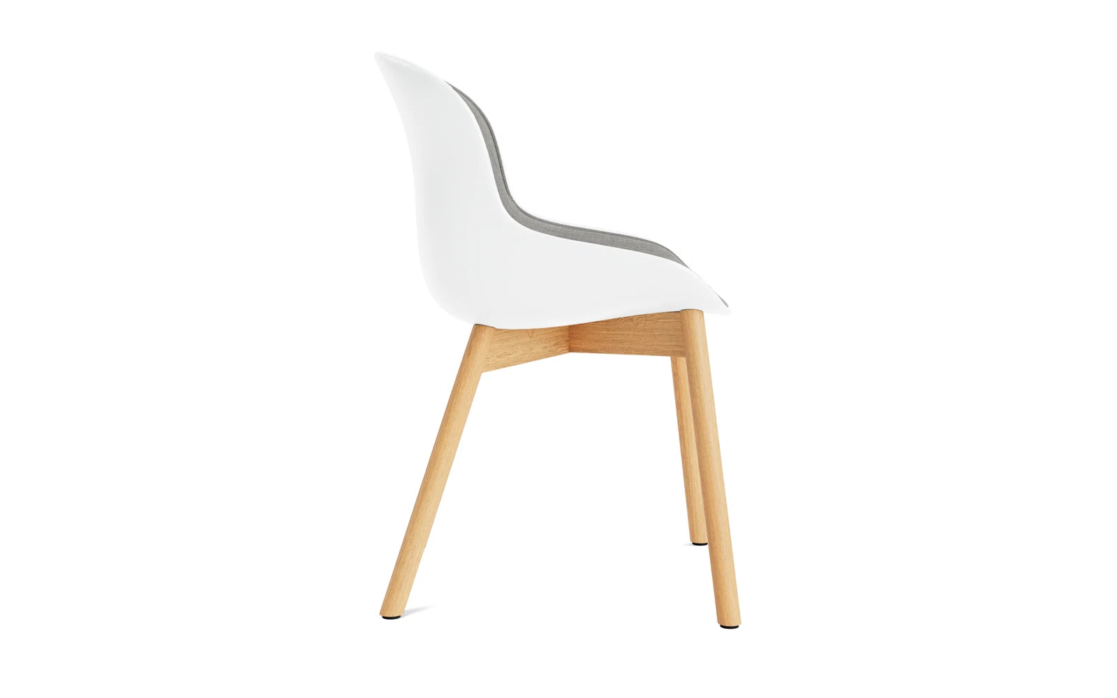 Entdecken Sie den Hyg Stuhl Frontpolster Eiche Weiss/Remix von Normann Copenhagen – ein elegantes Design, das Komfort und skandinavische Gemütlichkeit vereint.