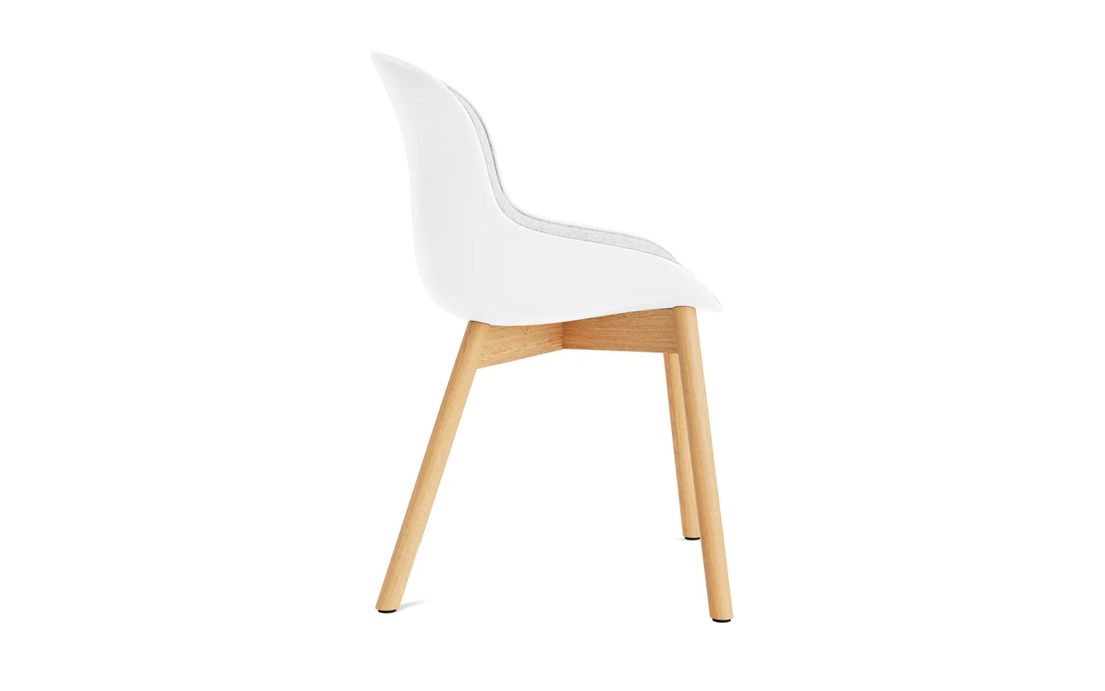 Entdecken Sie den Hyg Stuhl Frontpolster Eiche Weiss/Hallingdal von Normann Copenhagen – ein stilvolles Möbelstück, das Gemütlichkeit und Eleganz perfekt kombiniert.