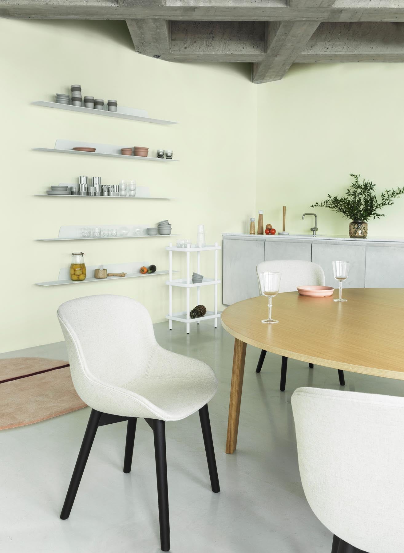 Erleben Sie den Hyg Stuhl Frontpolster Eiche Weiss/Hallingdal von Normann Copenhagen – ein harmonisches Zusammenspiel aus Komfort, Eleganz und dänischem Design.