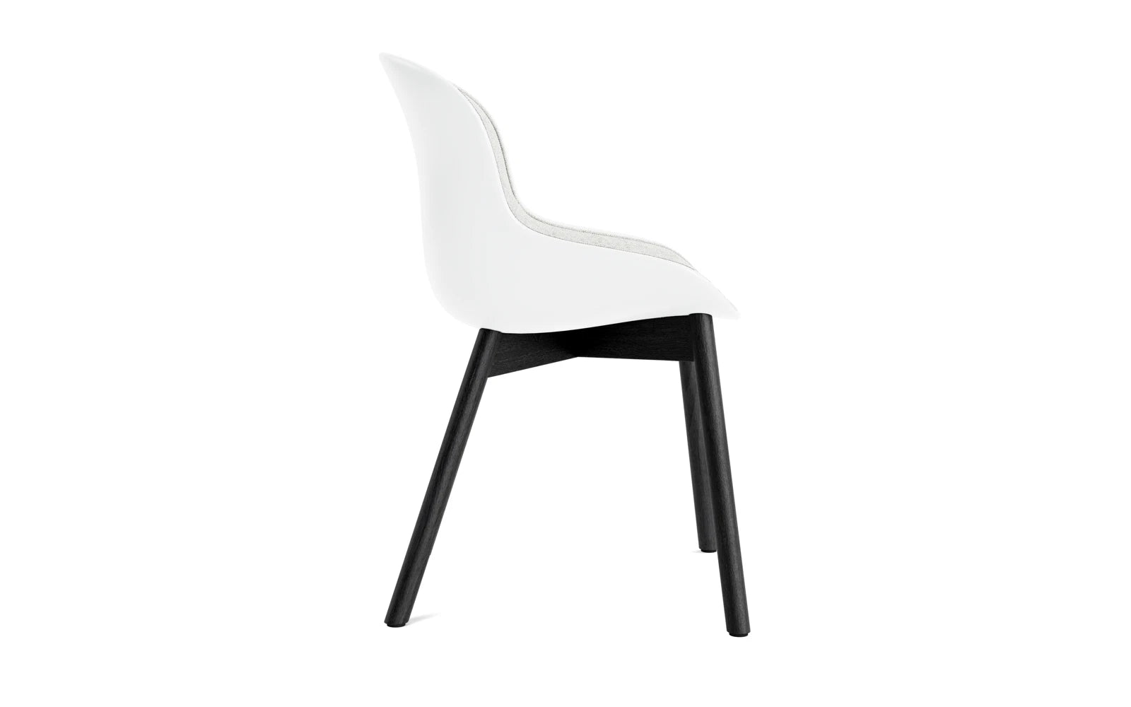 Genießen Sie den Hyg Stuhl von Normann Copenhagen: Stilvolle schwarze Eiche trifft auf weichen Hallingdal-Stoff für höchsten Sitzkomfort.