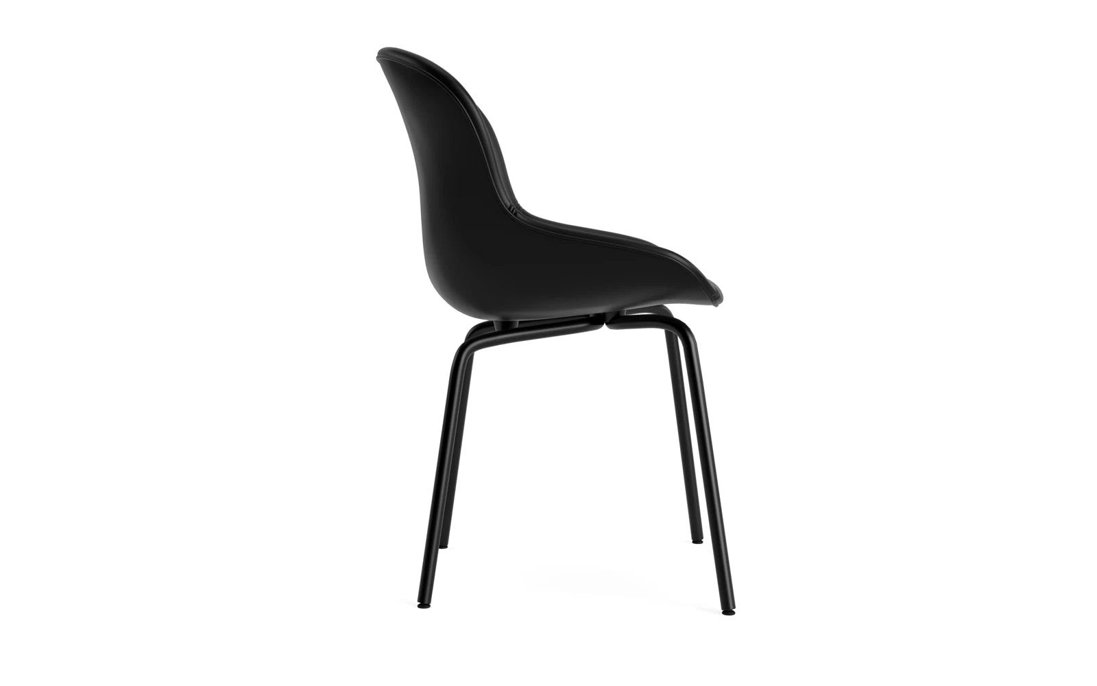 Eleganter Hyg Stuhl von Normann Copenhagen, gepolstert mit hochwertigem Ultra-Leder in Schwarz, vereint Stil und Komfort in einem zeitlosen Design.