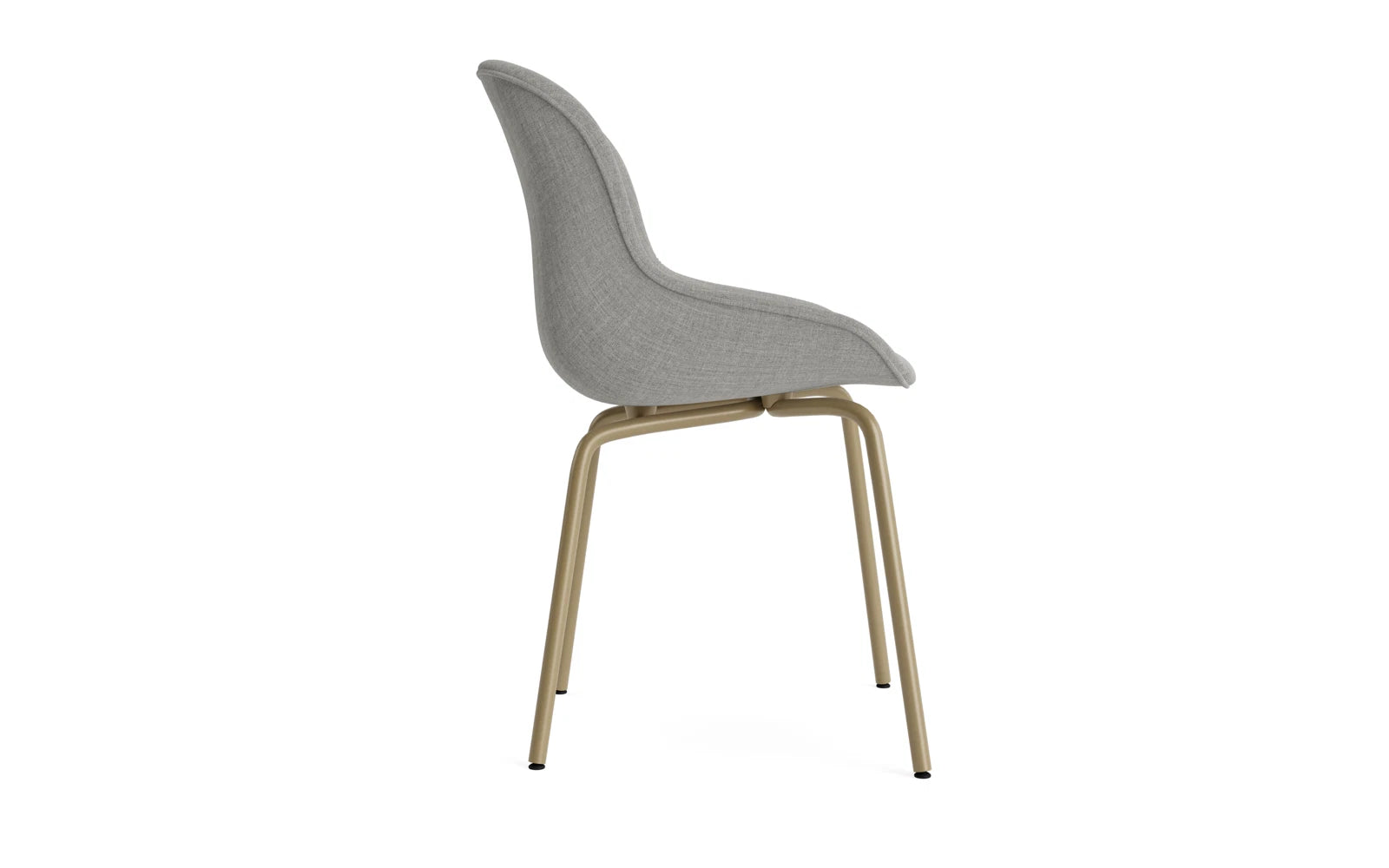 Eleganter Hyg Stuhl von Normann Copenhagen, vollgepolstert in warmen Sandnuancen, perfekt für gemütliche Ess- und Wohnräume.
