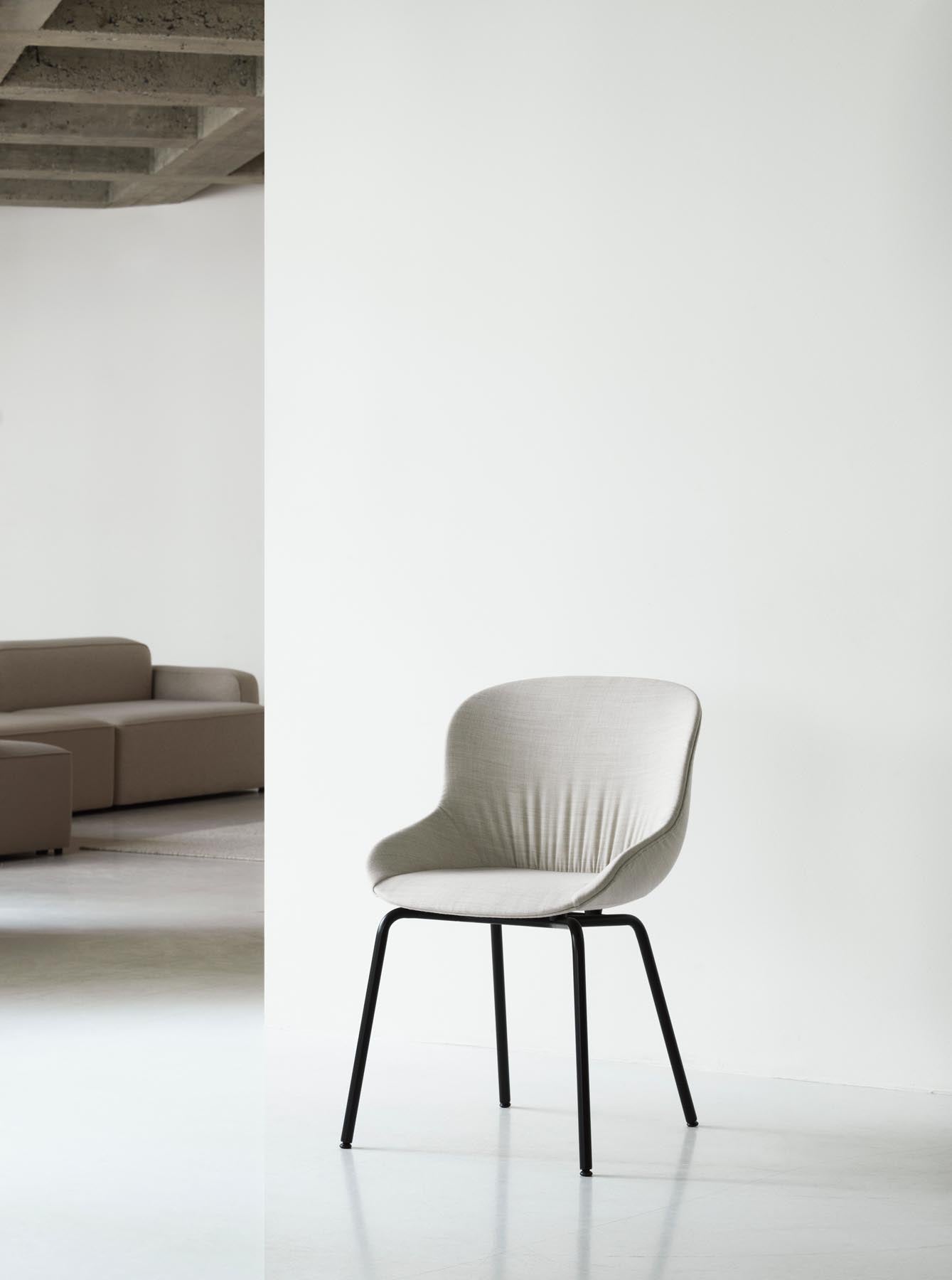 Entdecken Sie den Hyg Comfort Stuhl in Sand Stahl Ultra von Normann Copenhagen – ein stilvolles Möbelstück, das Komfort und skandinavisches Design vereint.