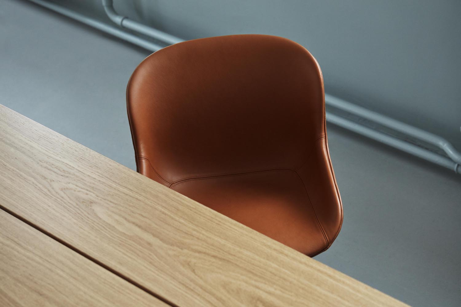 Entdecken Sie den Hyg Drehstuhl von Normann Copenhagen: gepolstert, ergonomisch und stilvoll. Perfekt für jeden Raum und inspiriert von skandinavischem Hygge.