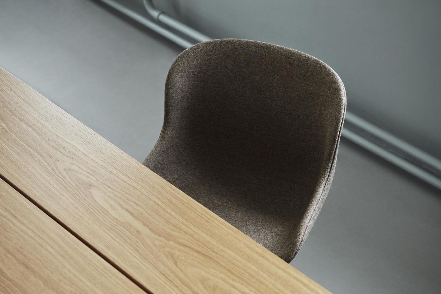 Der Hyg Drehstuhl von Normann Copenhagen vereint elegantes Design mit Komfort: gepolstert, drehbar und aus robustem Aluminium gefertigt.