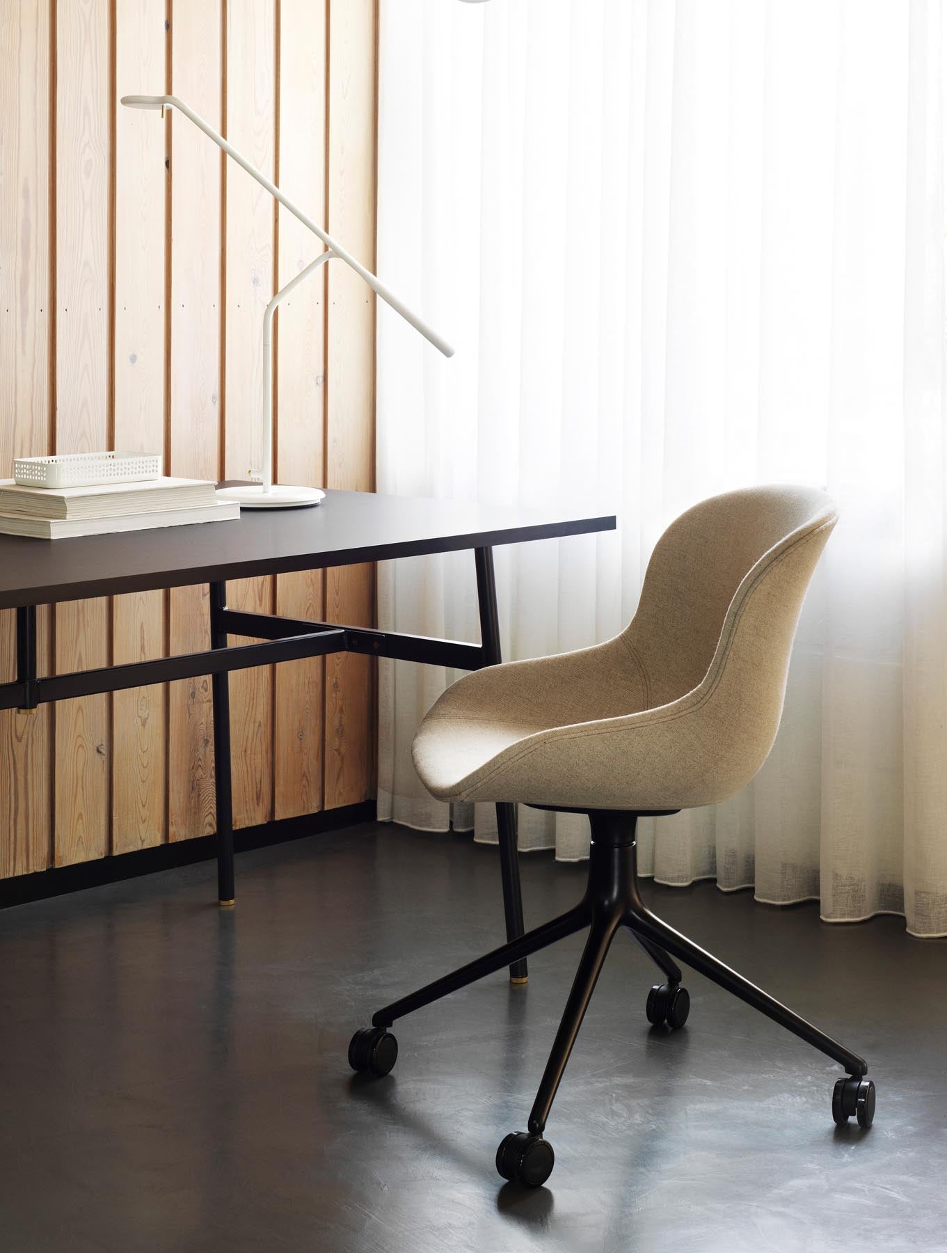 Entdecken Sie den Hyg Drehstuhl 4W von Normann Copenhagen – ein stilvoller, komfortabler Drehstuhl in Weiß mit Hallingdal-Bezug, inspiriert von dänischer Hygge.
