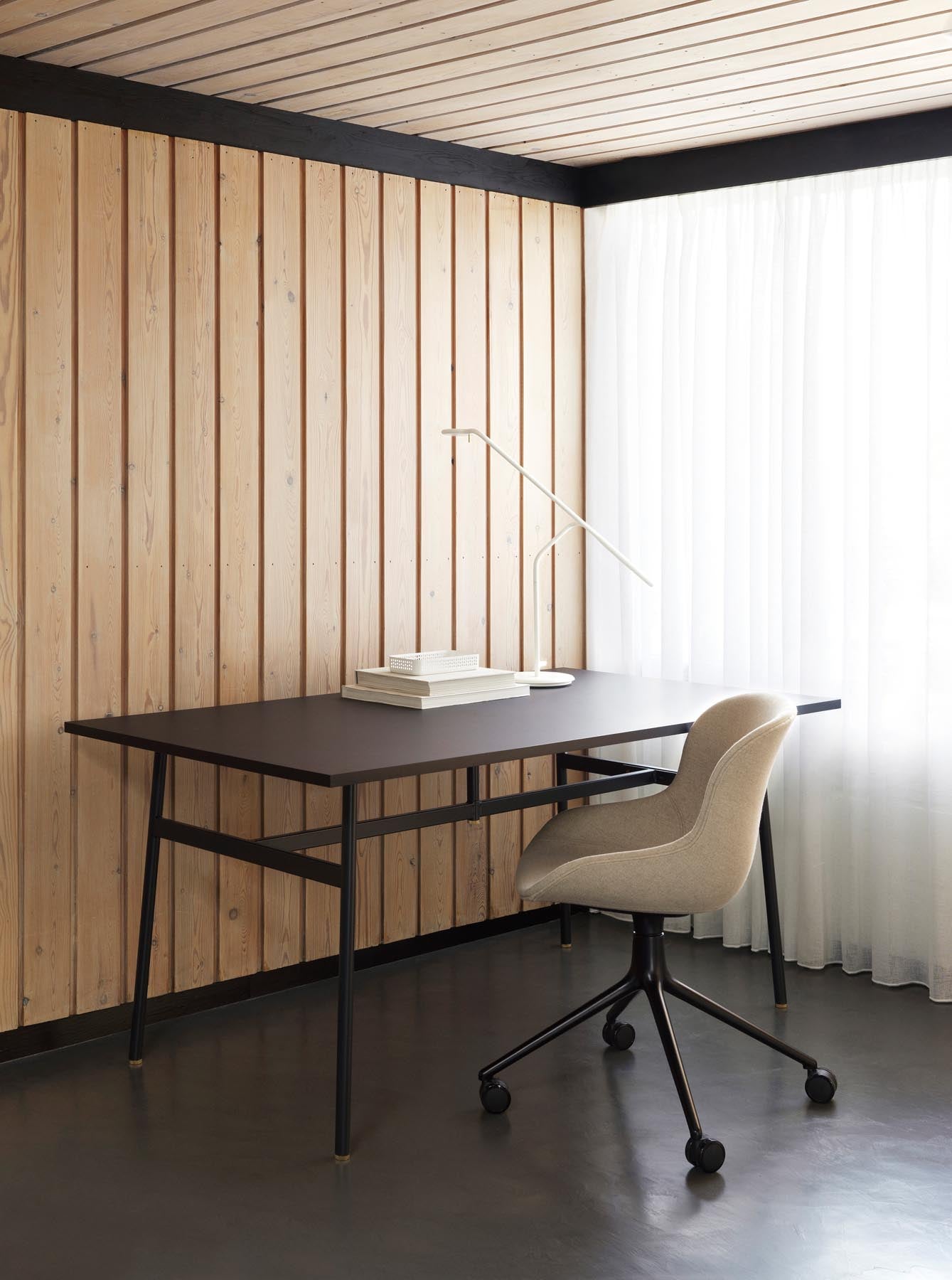 Entdecken Sie den Hyg Comfort Drehstuhl 4W von Normann Copenhagen – skandinavisches Design, ergonomischer Komfort und hochwertige Materialien vereinen sich in diesem stilvollen Möbelstück.