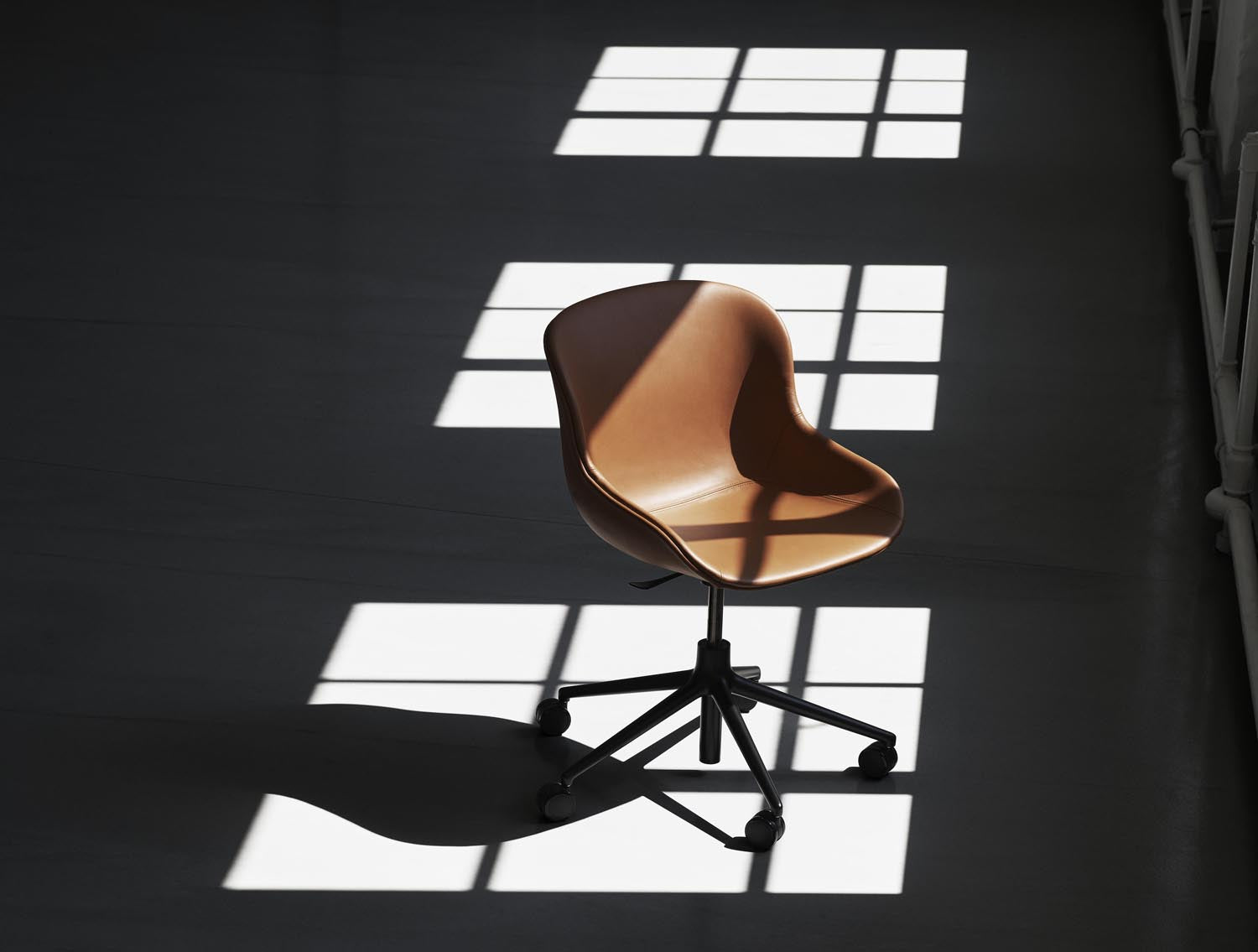 Entdecken Sie den Hyg Drehsessel von Normann Copenhagen: Stilvolles Design, flexible Höhenverstellung und komfortables Grau-Remix-Polster für jeden Raum.
