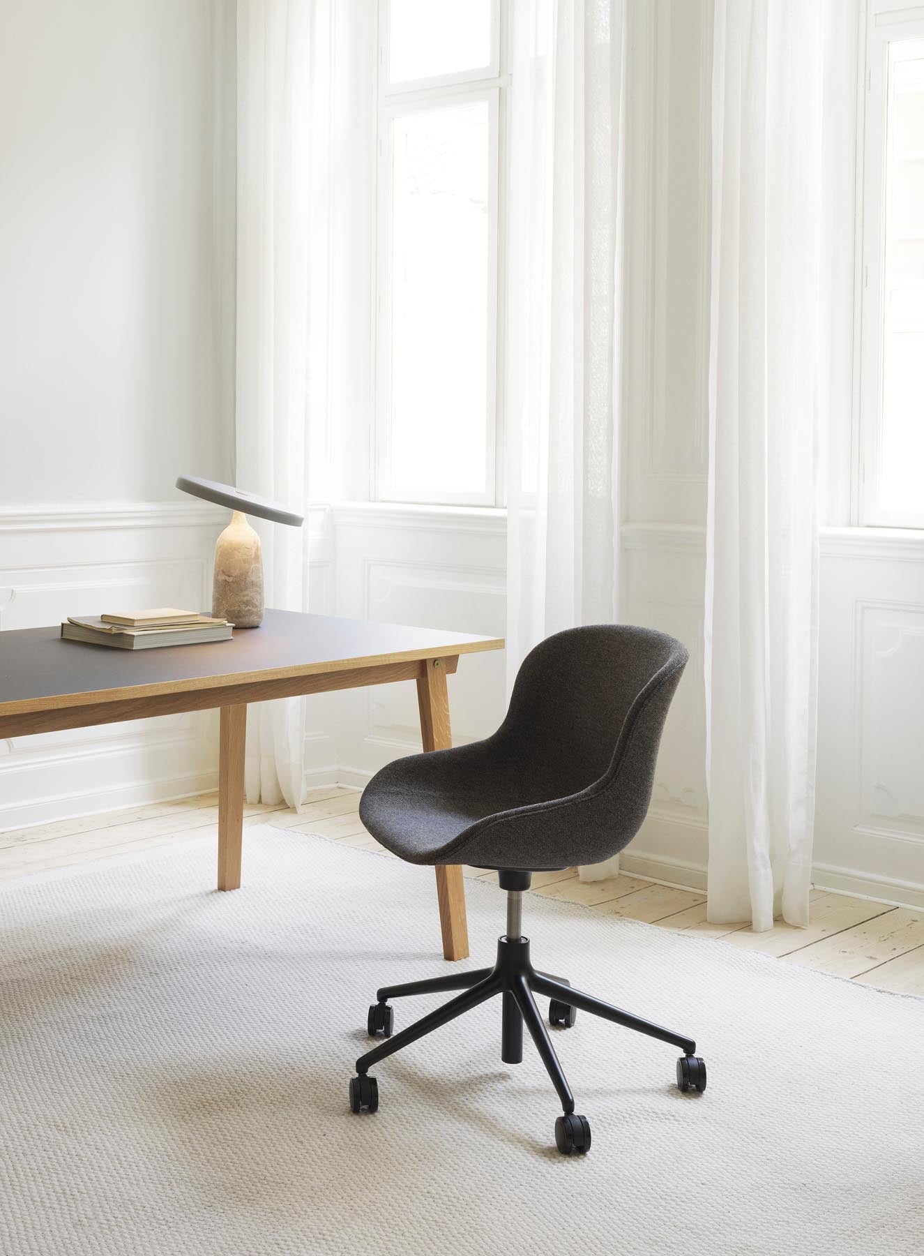 Eleganter Hyg Drehstuhl von Normann Copenhagen mit 5 Rollen, Gaslift und modernem Grau-Remix-Polster für optimalen Sitzkomfort.