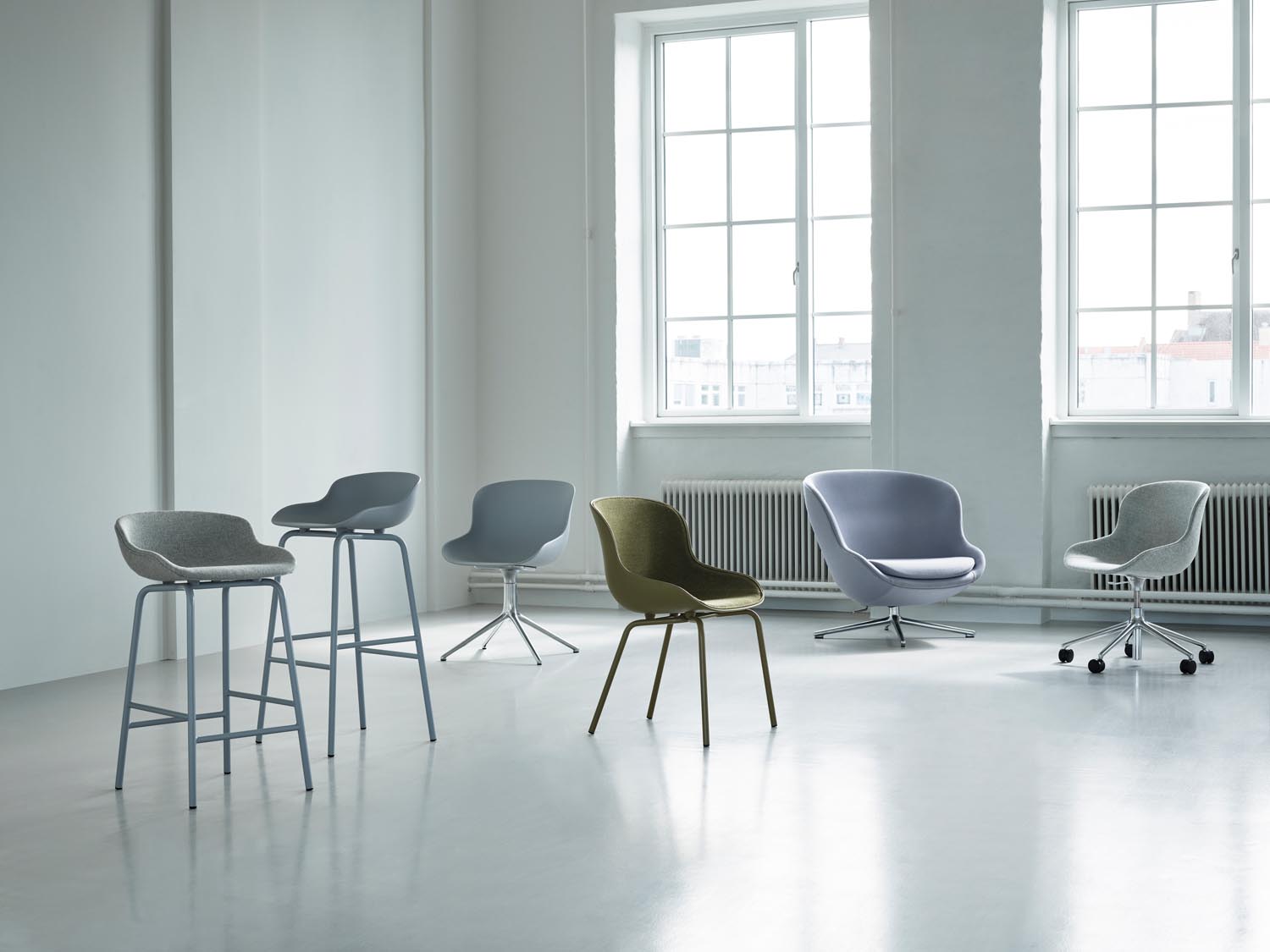 Erleben Sie den Hyg Drehsessel von Normann Copenhagen – ein elegantes Design, das Komfort und Funktionalität für Ihr Zuhause oder Büro vereint.