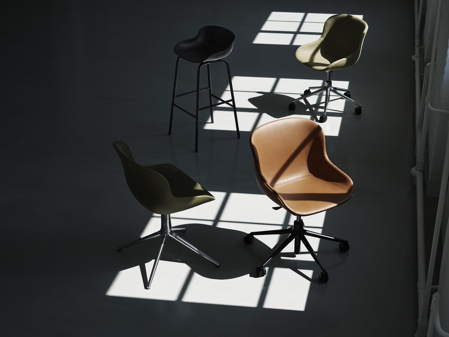 Erleben Sie den Hyg Drehsessel von Normann Copenhagen: Ein elegantes Design mit optimalem Komfort, ideal für Ess- und Loungebereiche.