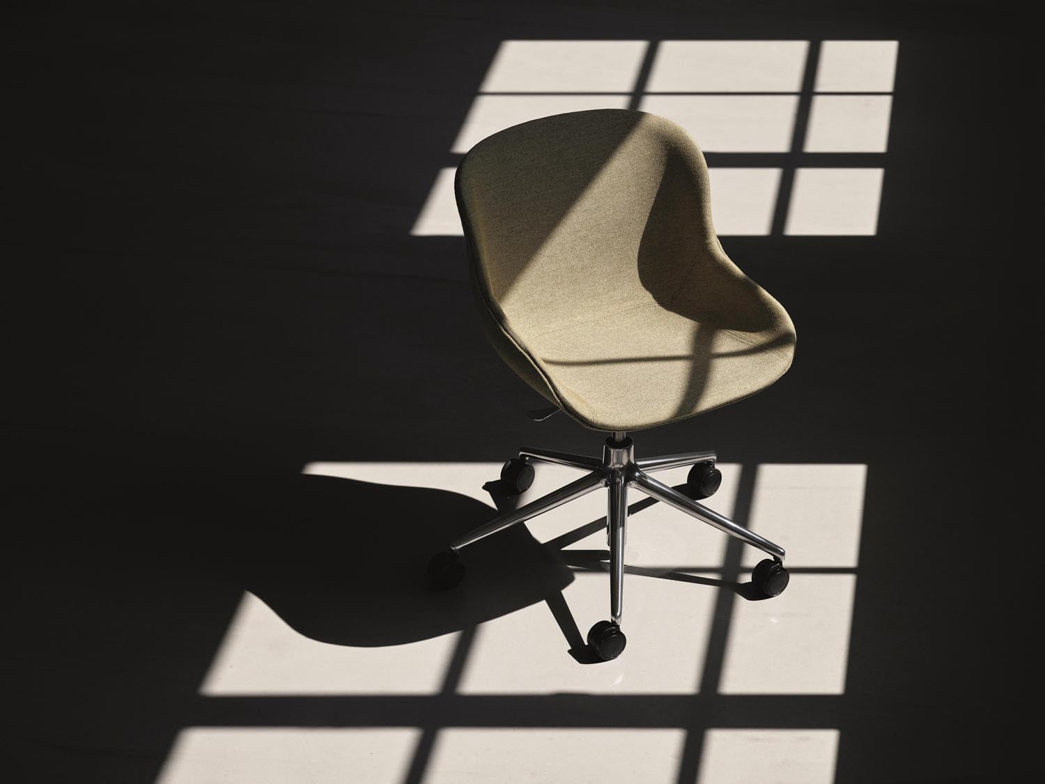 Entdecken Sie den Hyg Comfort Drehsessel von Normann Copenhagen – stilvoll, ergonomisch und perfekt für Büro oder Zuhause. Genießen Sie höchsten Sitzkomfort!