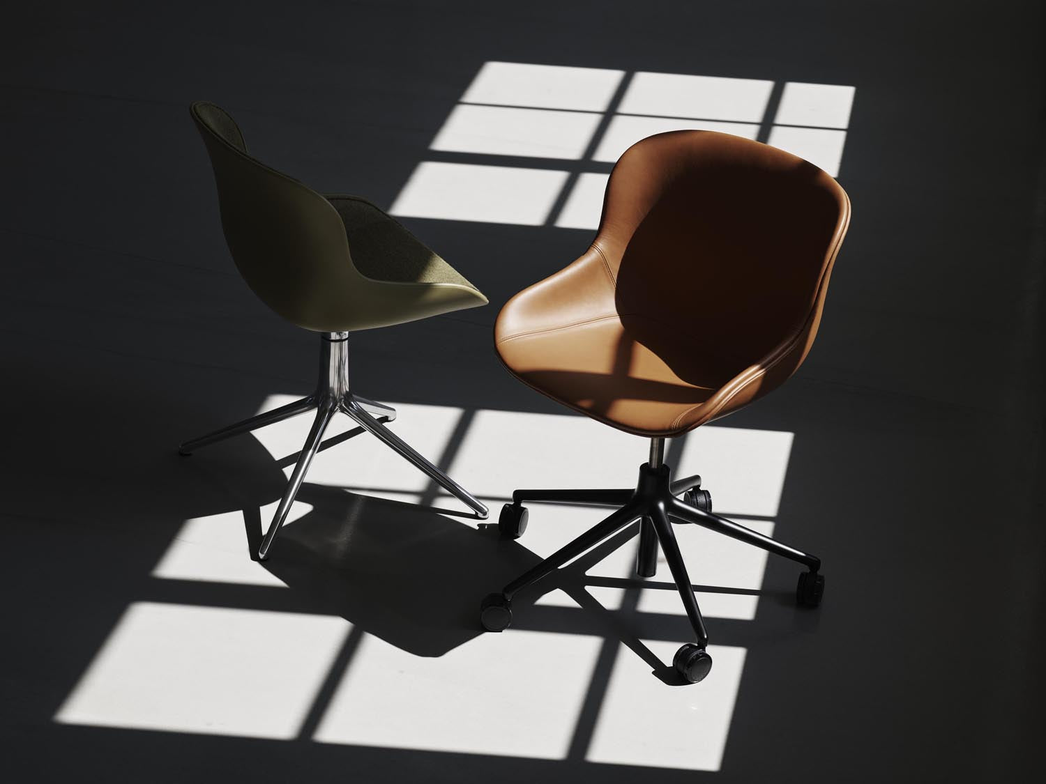 Entdecken Sie den Hyg Comfort Drehsessel von Normann Copenhagen – stilvoll, ergonomisch und mit praktischem Gaslift für individuellen Sitzkomfort.