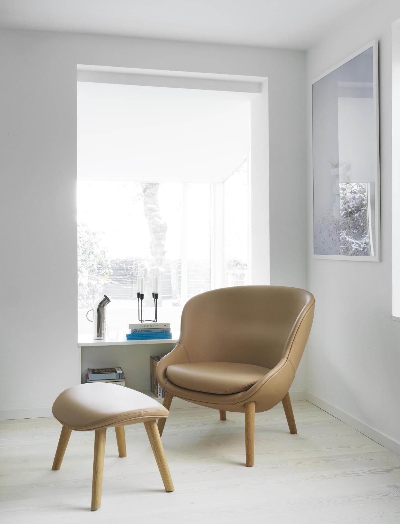 Eleganter Hyg Lounge-Sessel in Schwarz und Eiche von Normann Copenhagen, ideal für stilvolle Entspannung in jedem Raum.