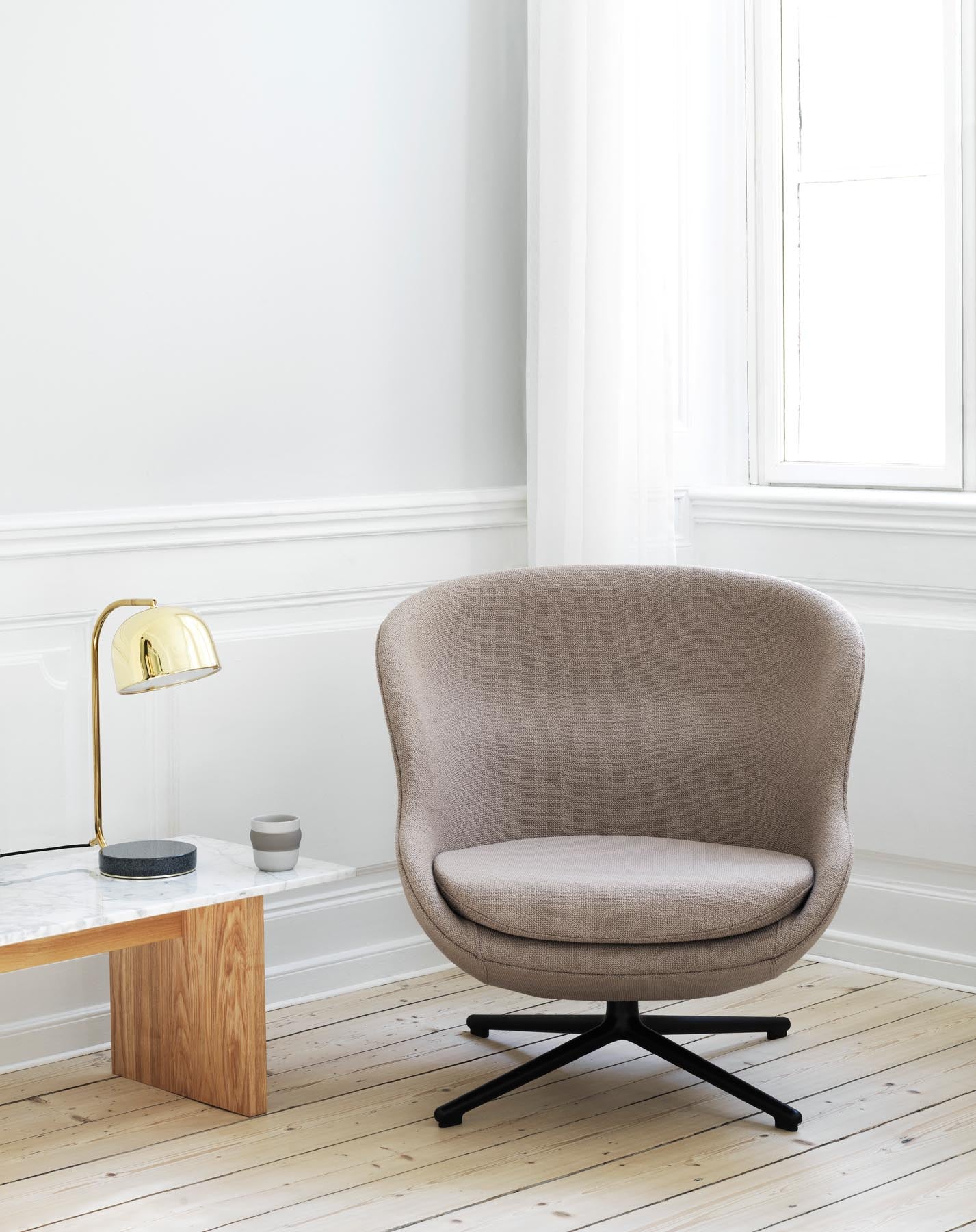 Entdecken Sie den Hyg Lounge-Sessel von Normann Copenhagen – skandinavisches Design trifft auf höchsten Komfort. Ideal für entspannte Momente.