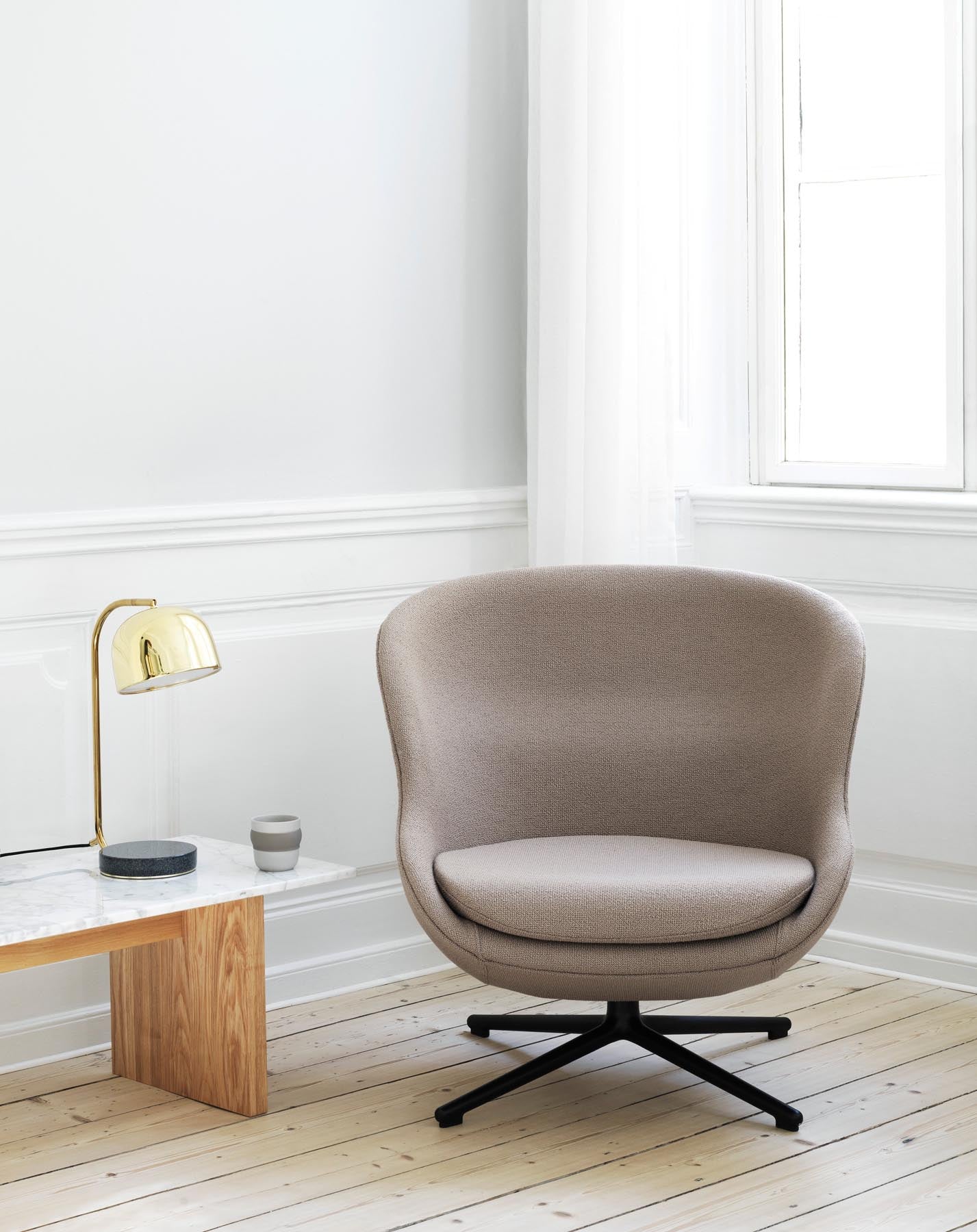 Eleganter Hyg Lounge-Sessel mit niedrigem Design und drehbarem Aluminiumgestell, bezogen mit hochwertigem Ultra Leder für komfortable Momente.