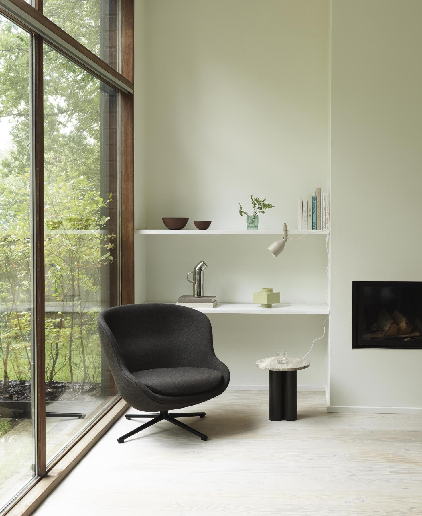 Entdecken Sie den Hyg Lounge-Sessel von Normann Copenhagen: skandinavisches Design, erstklassige Materialien und einladender Komfort für Ihr Zuhause.