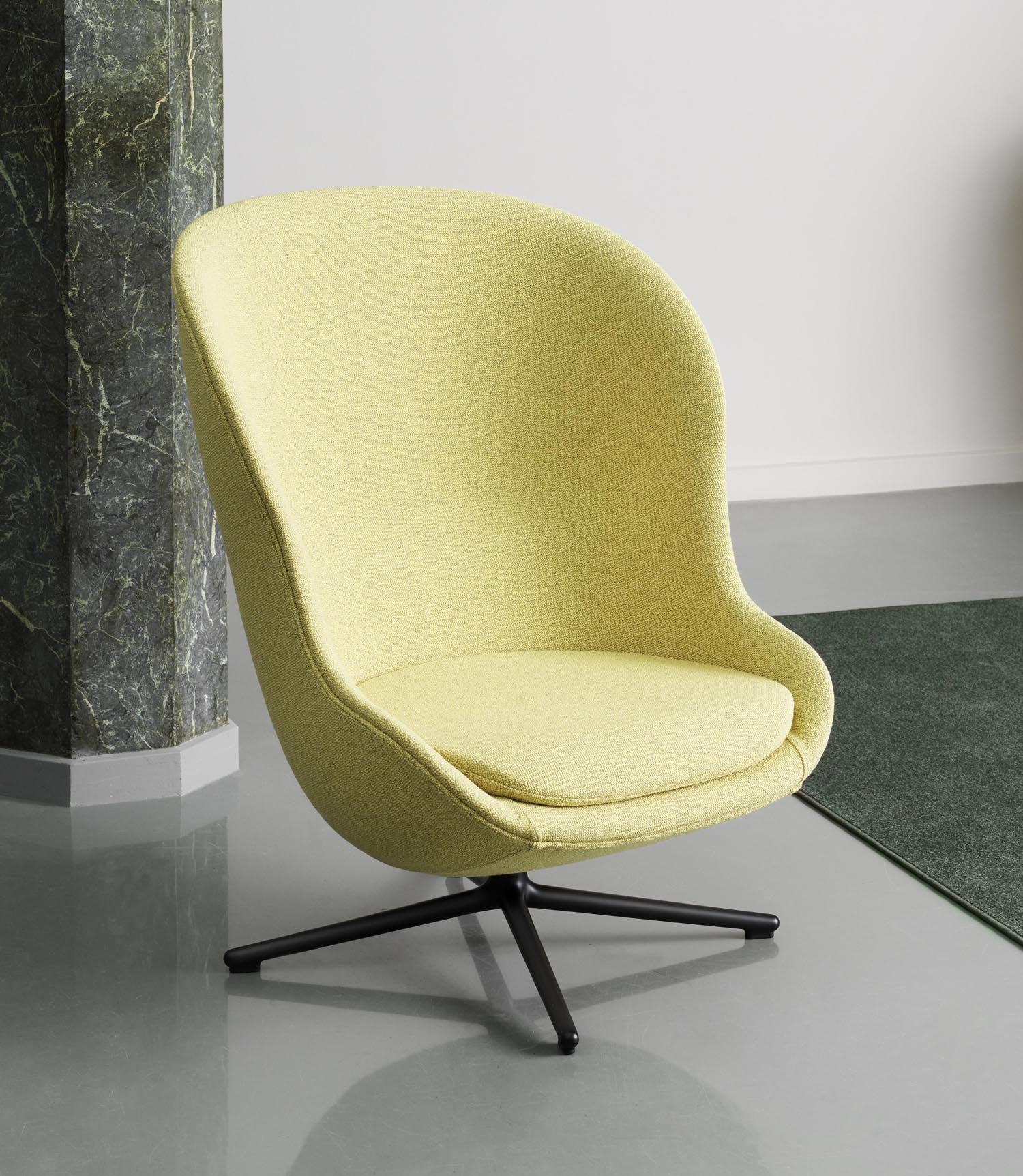 Erleben Sie den Hyg Lounge-Sessel Hoch mit Drehgestell von Normann Copenhagen – ein elegantes Design, das Komfort und Gemütlichkeit vereint.