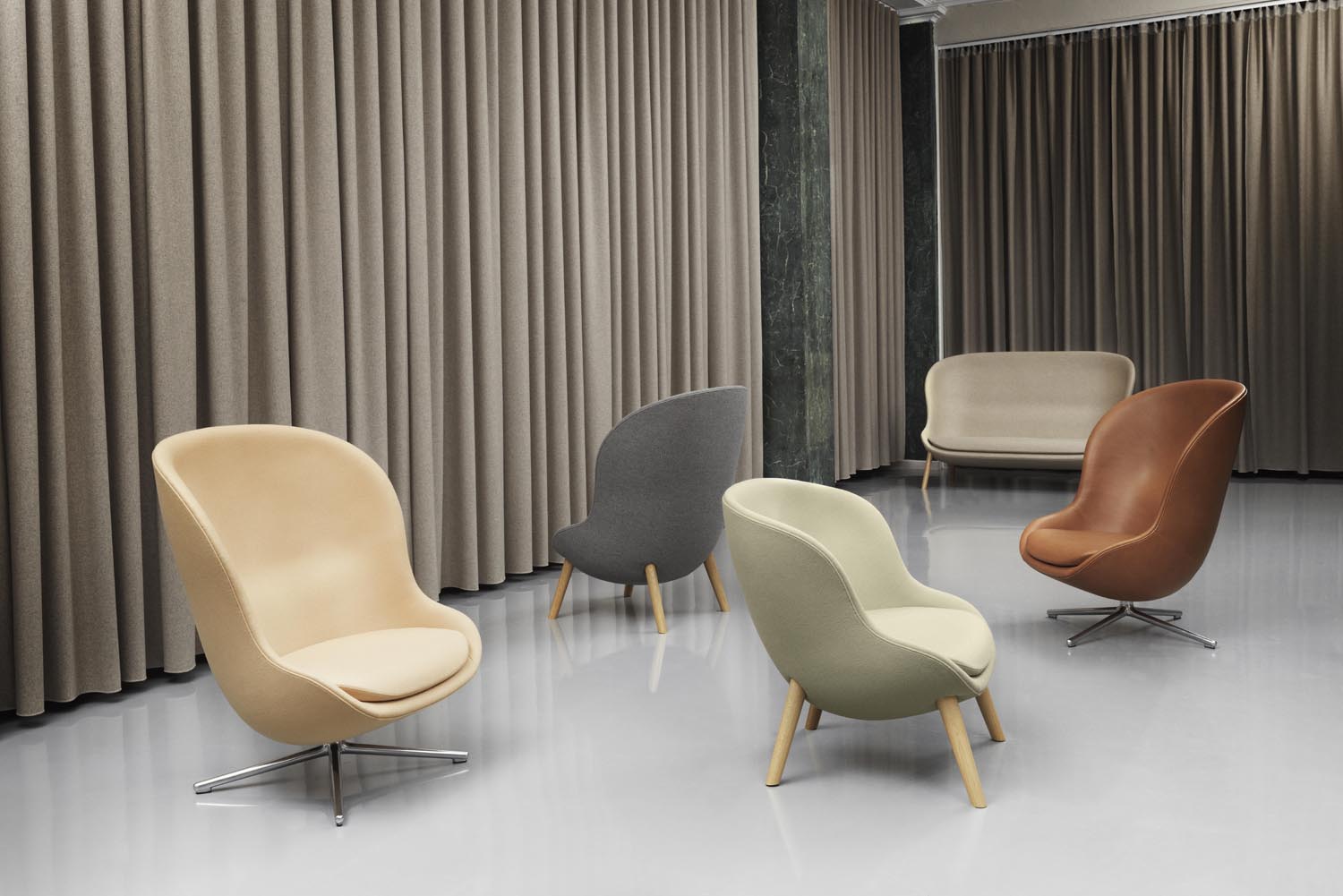 Genießen Sie den Hyg Lounge-Sessel Hoch mit Drehgestell von Normann Copenhagen – ein stilvolles Möbelstück, das Gemütlichkeit und modernes Design perfekt kombiniert.