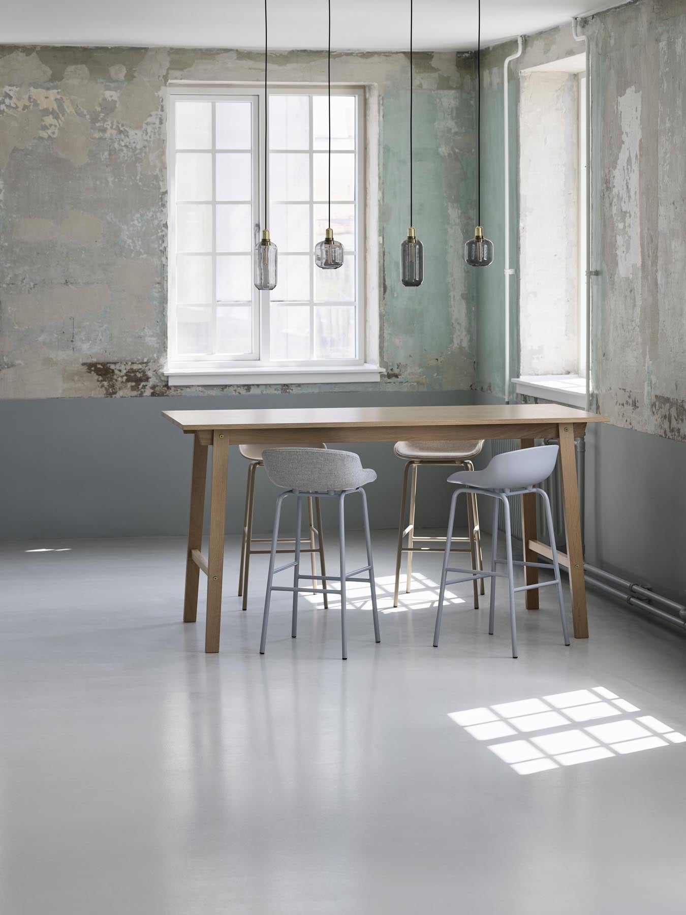 Eleganter Hyg Barhocker 65 cm in Eiche Weiß mit hochwertigem Hallingdal-Polster – ideal für moderne Wohnräume und Bars.