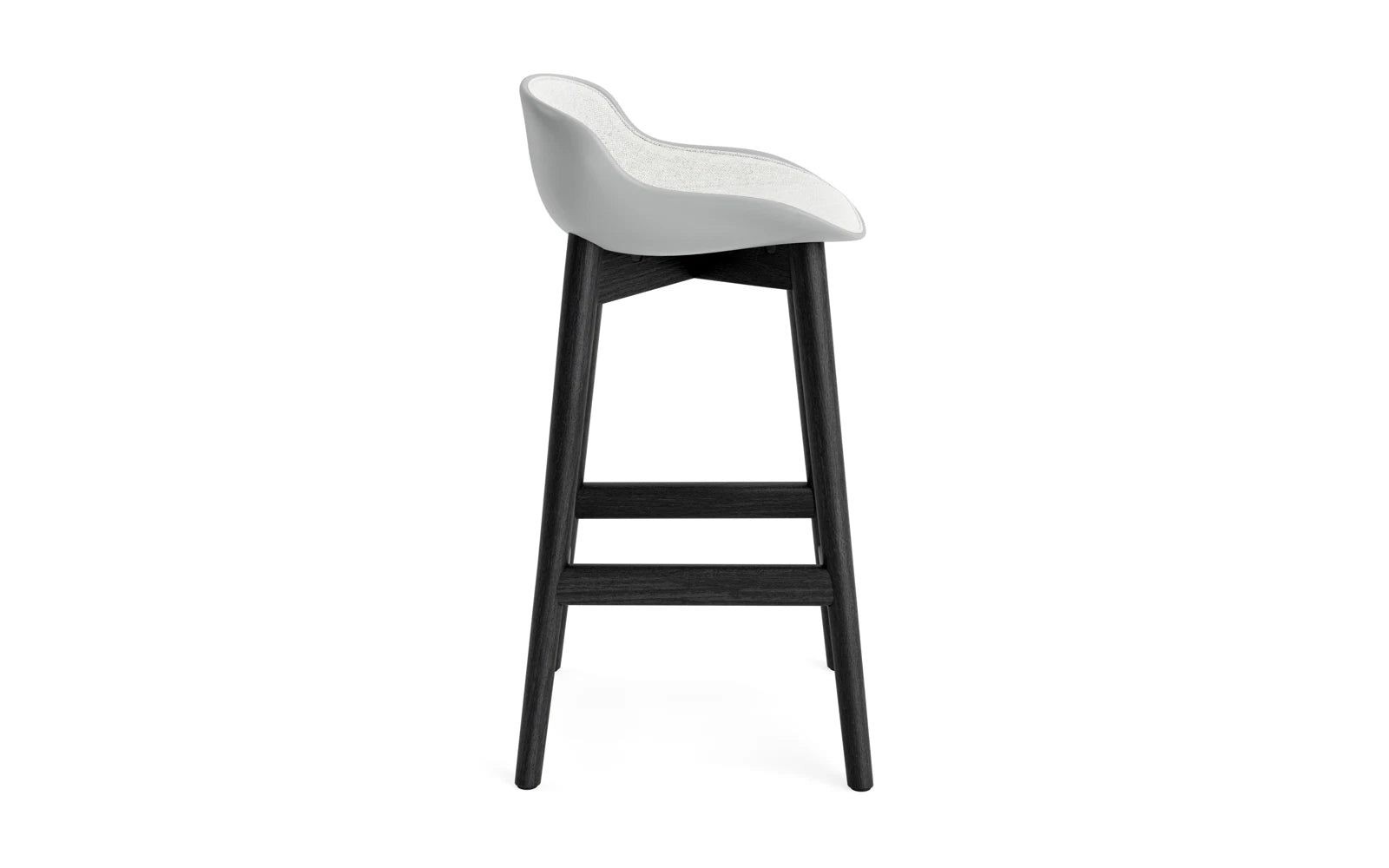 Erleben Sie den Hyg Barhocker 65 cm von Normann Copenhagen – ein elegantes Designstück aus schwarzer Eiche mit grauem Hallingdal, das Gemütlichkeit und Stil vereint.