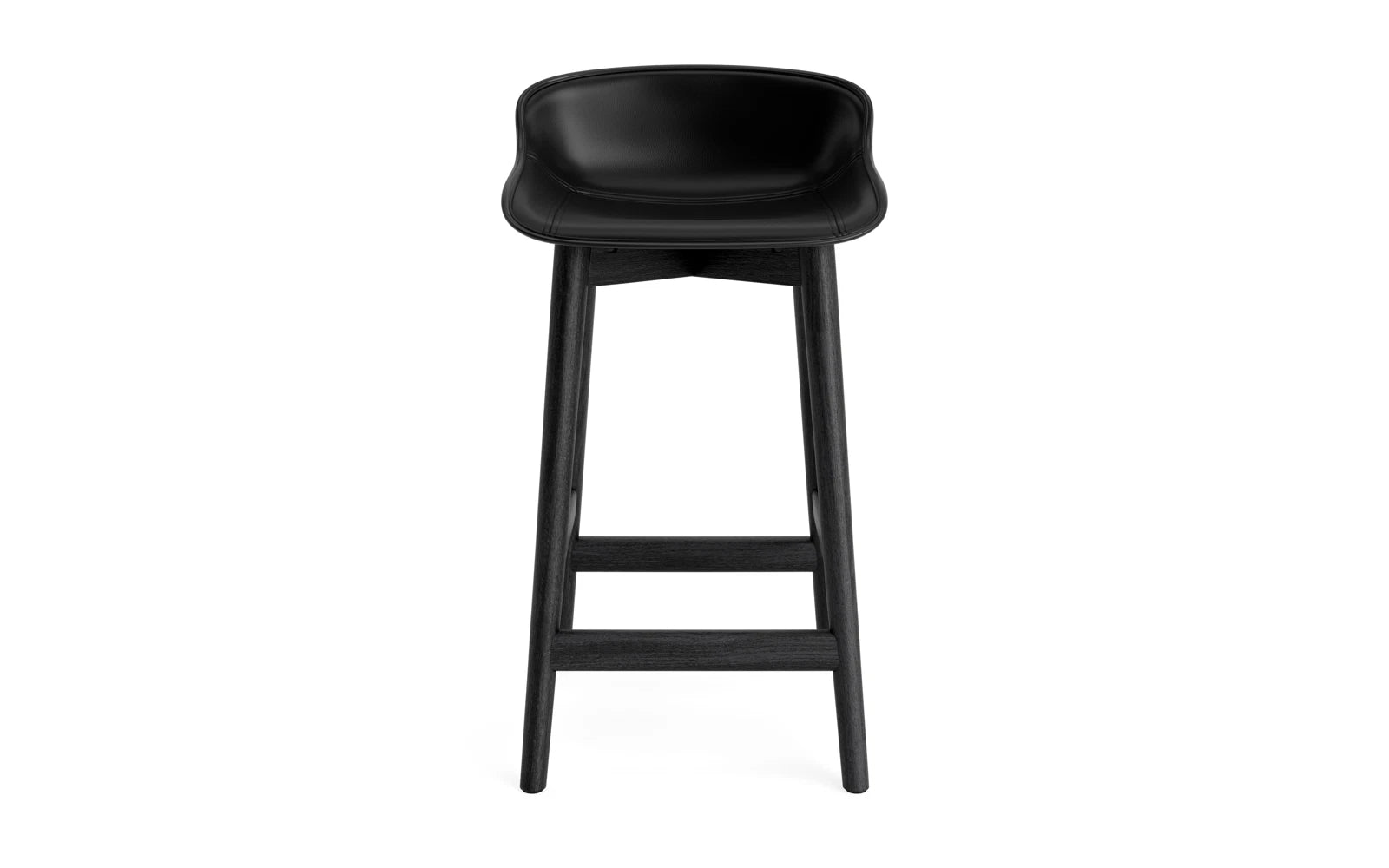 Erleben Sie den Hyg Barhocker 65 cm von Normann Copenhagen – ein elegantes Möbelstück aus schwarzer Eiche und hochwertigem Ultra-Leder, das Komfort und Stil vereint.