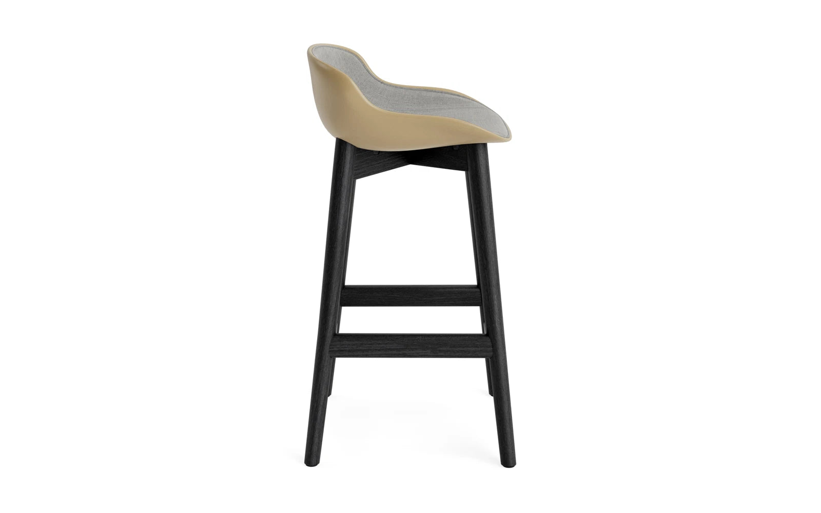 Entdecken Sie den Hyg Barhocker 65 cm von Normann Copenhagen – ein stilvolles Möbelstück aus schwarzer Eiche mit einem einladenden Sand-Polster, das Komfort und skandinavische Eleganz vereint.