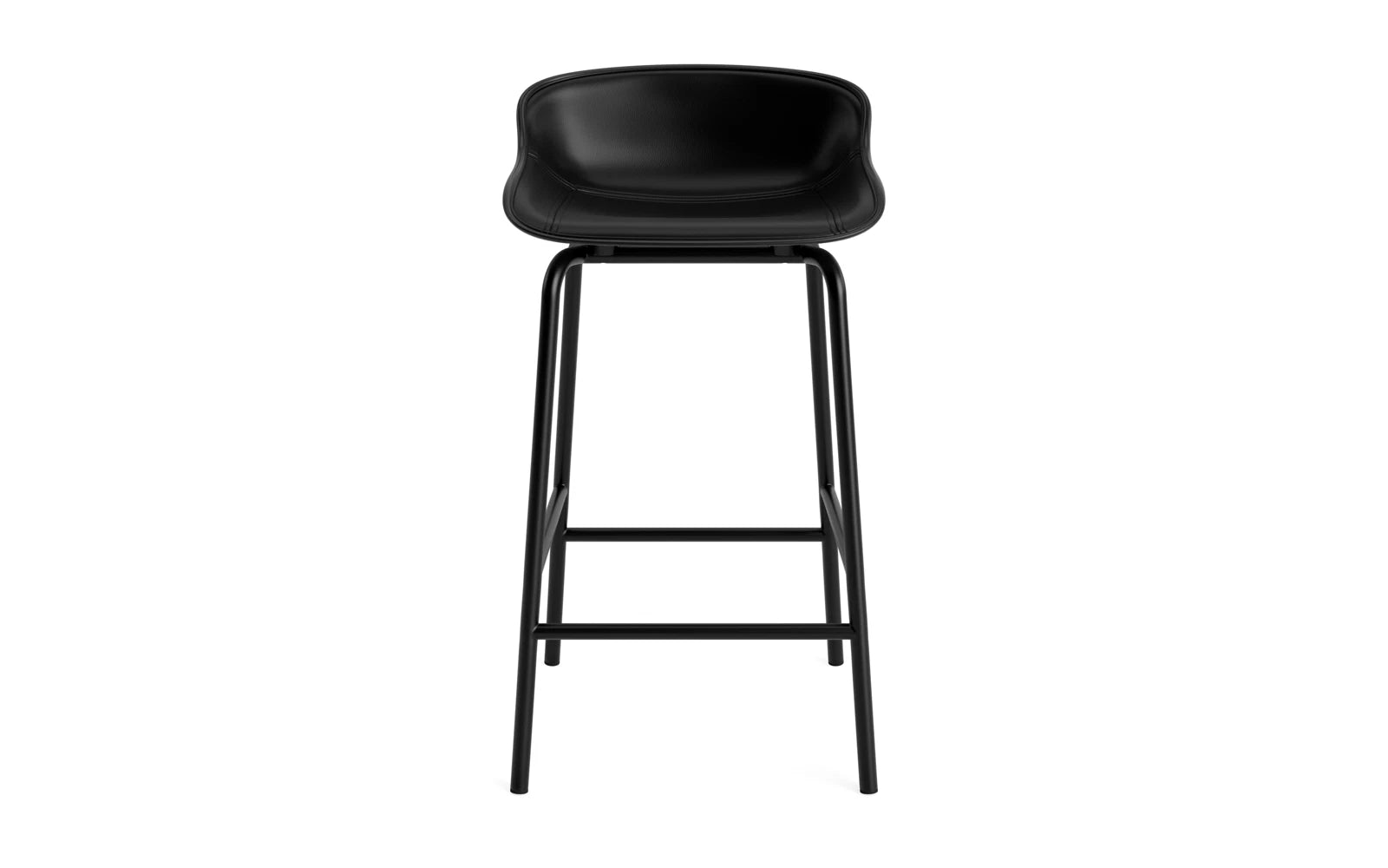 Stylischer Hyg Barhocker 65 cm von Normann Copenhagen. Mit seinem eleganten Design und der bequemen Polsterung sorgt er für einladende Gemütlichkeit in jedem Raum.