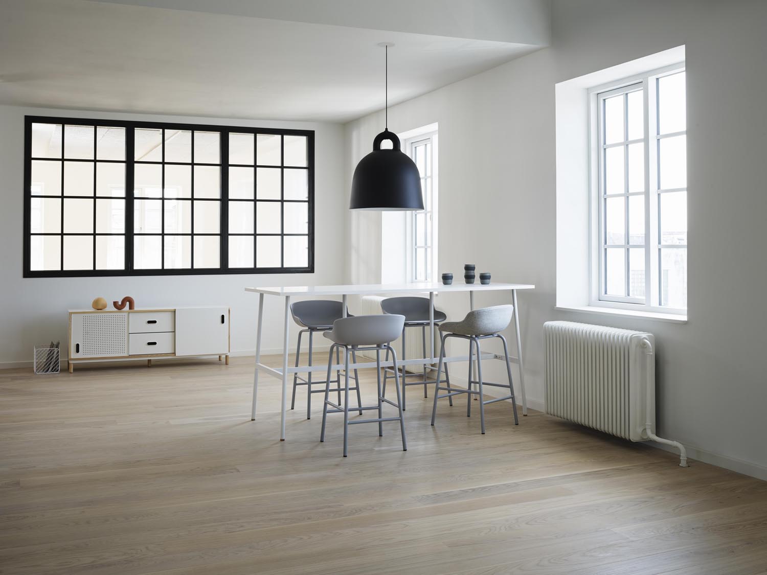 Entdecken Sie den Hyg Barhocker 65 cm von Normann Copenhagen – ein stilvoller, vollpolsterter Barhocker in Sand, der Komfort und skandinavisches Design vereint.