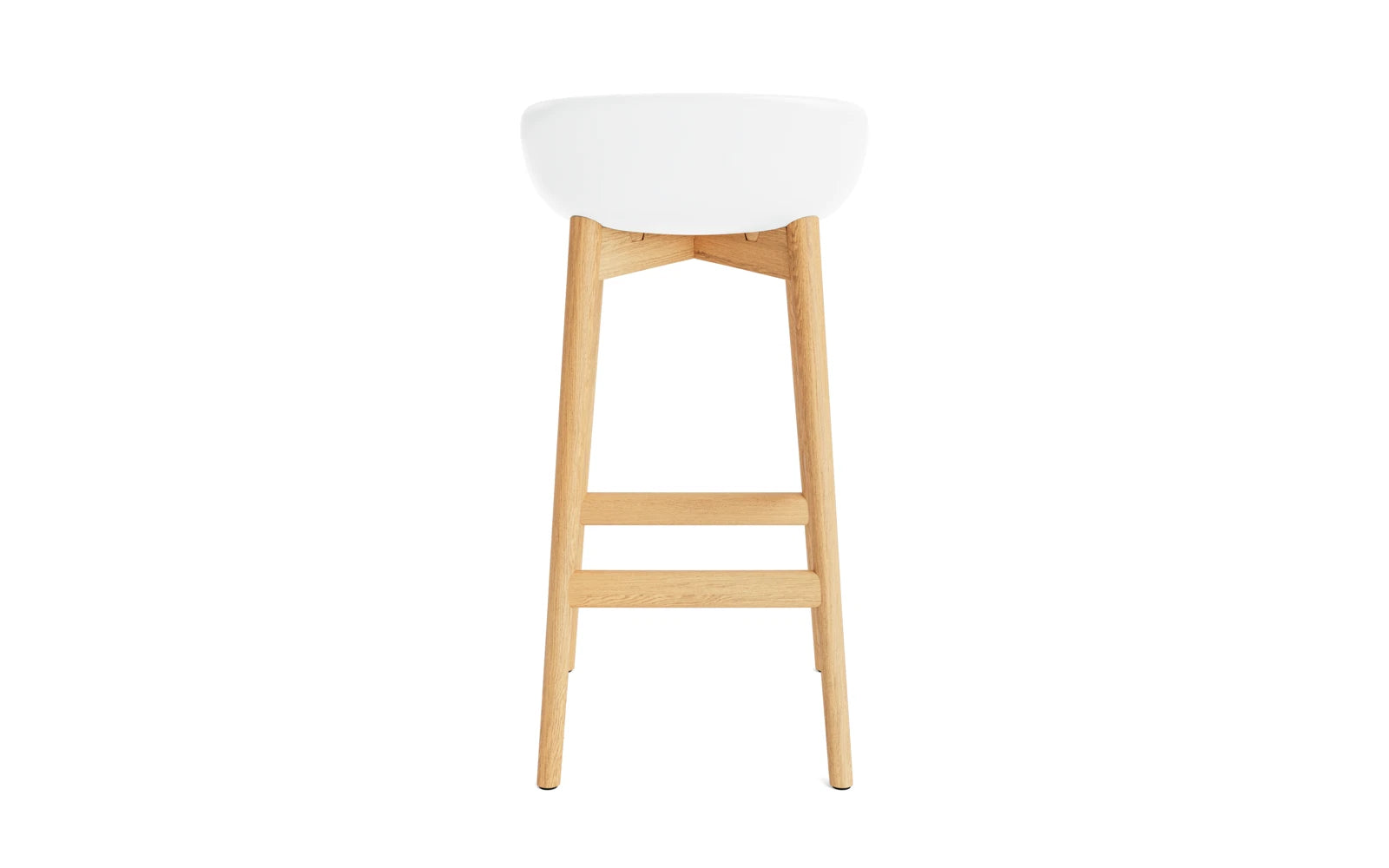 Entdecken Sie den Hyg Barhocker von Normann Copenhagen – ein stilvoller Barstuhl aus Eiche mit einem bequemen, weißen Polster, ideal für moderne Einrichtungen.