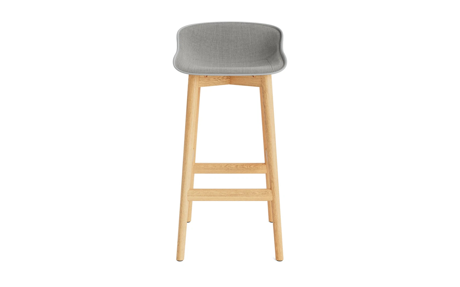 Erleben Sie den Hyg Barhocker 75 cm von Normann Copenhagen – ein elegantes Möbelstück mit grauem Polster und stabilen Eichenbeinen, ideal für gemütliche Abende.