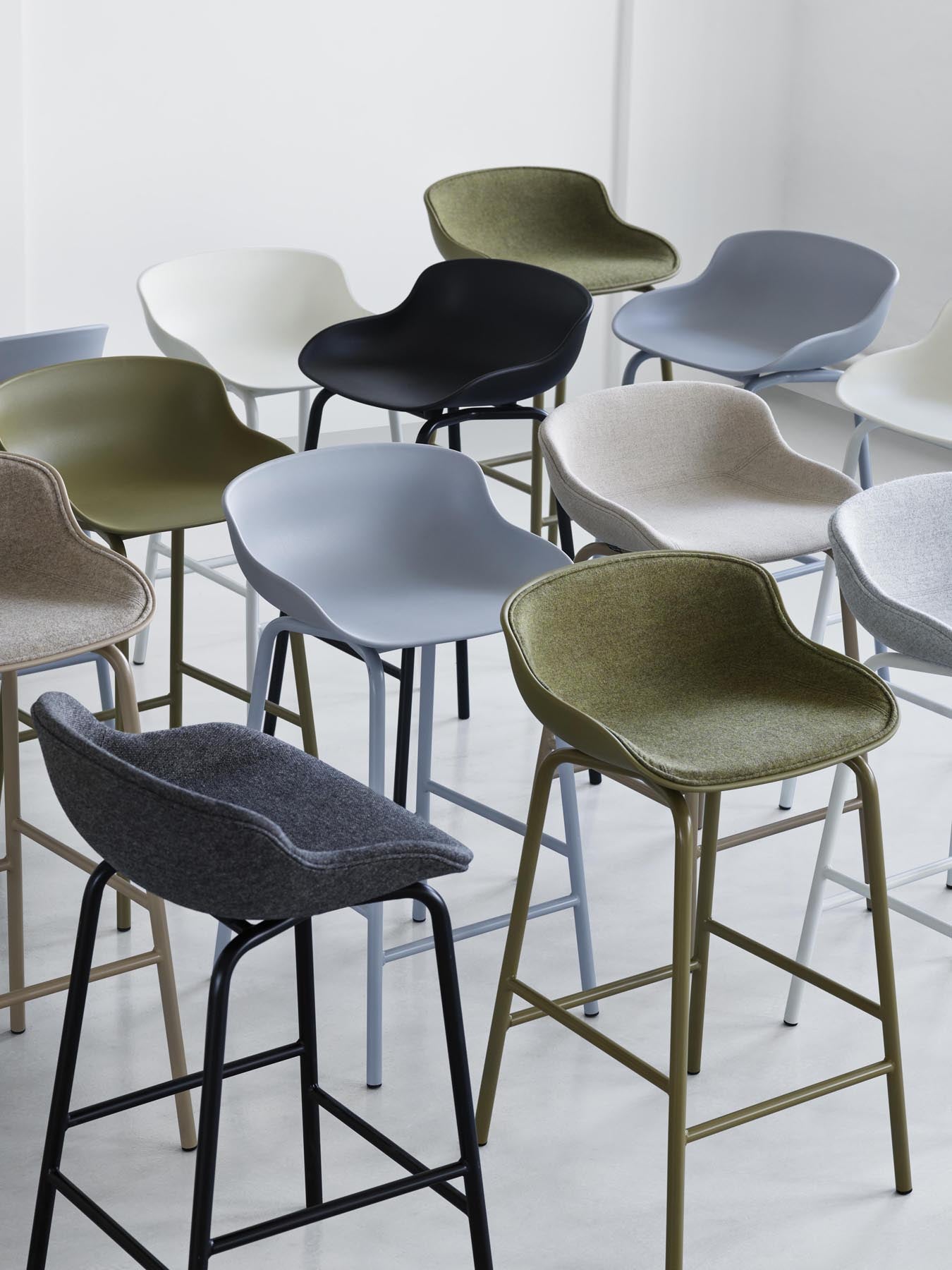 Eleganter Hyg Barhocker 75 cm in schwarzer Eiche mit grauem Hallingdal-Polster, ideal für moderne Bars und Essbereiche.