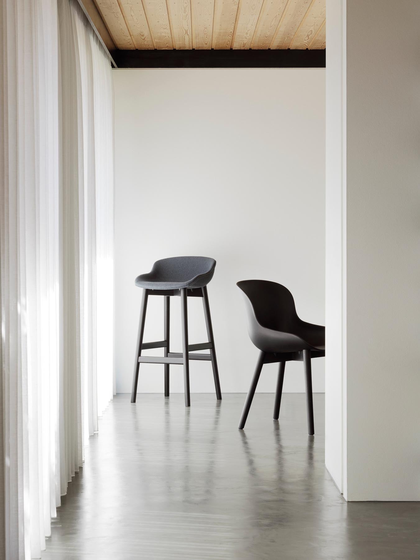 Entdecken Sie den Hyg Barhocker 75 cm von Normann Copenhagen – ein eleganter, vollpolsterter Barhocker aus schwarzer Eiche, der Gemütlichkeit und skandinavisches Design vereint.